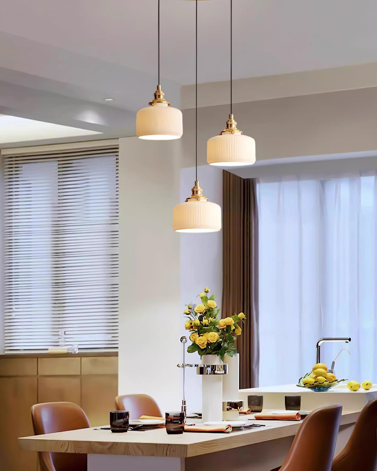Lustra Suspension avec Abat-jour en Céramique Nervuré et Ferrures Dorées Art - Neutralighting