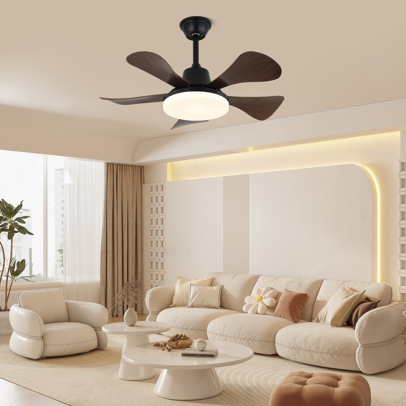 Plafonnier ventilateur Aveline en bois montrant des pales en noyer et un diffuseur en acrylique.