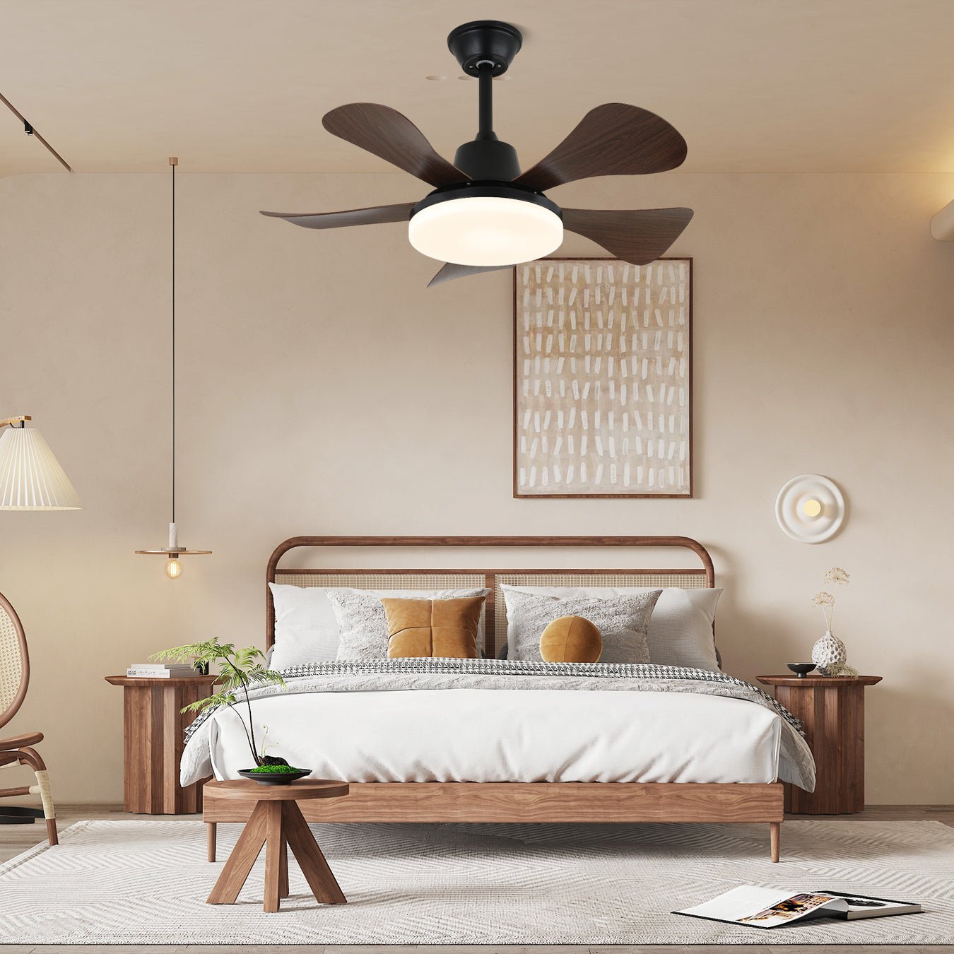 Gros plan sur le cadre métallique et les pales imitation bois du plafonnier ventilateur Aveline.