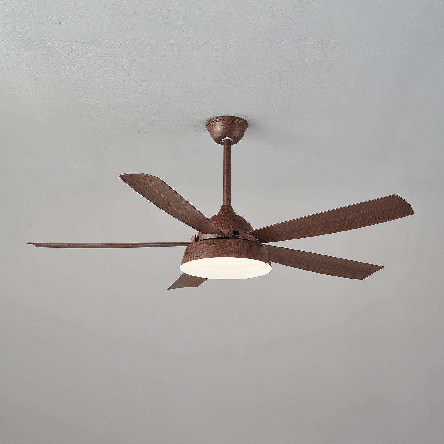 Gros plan sur le boîtier du moteur du plafonnier ventilateur Orvino en bois