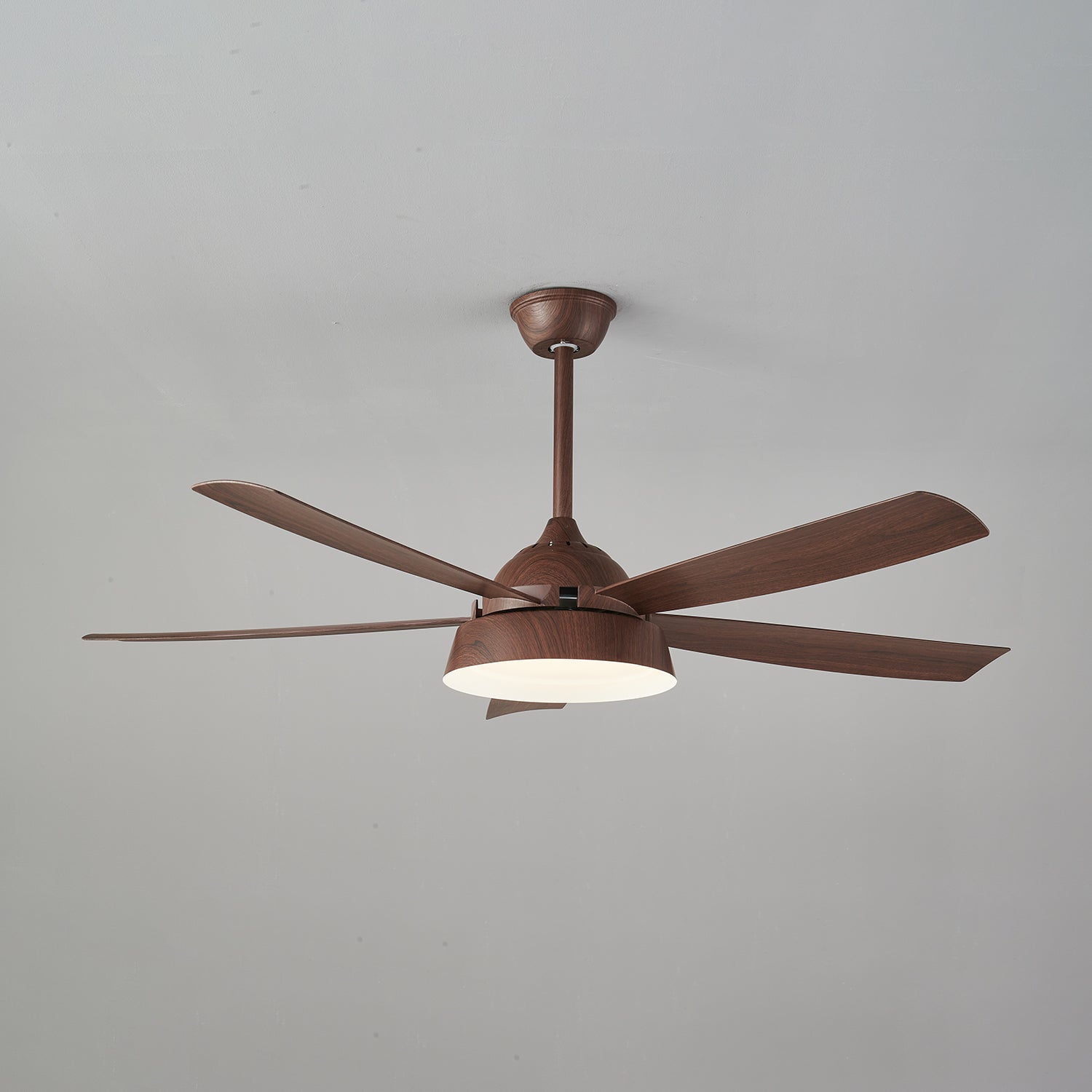Plafonnier ventilateur Orvino en bois dans un design intérieur minimaliste