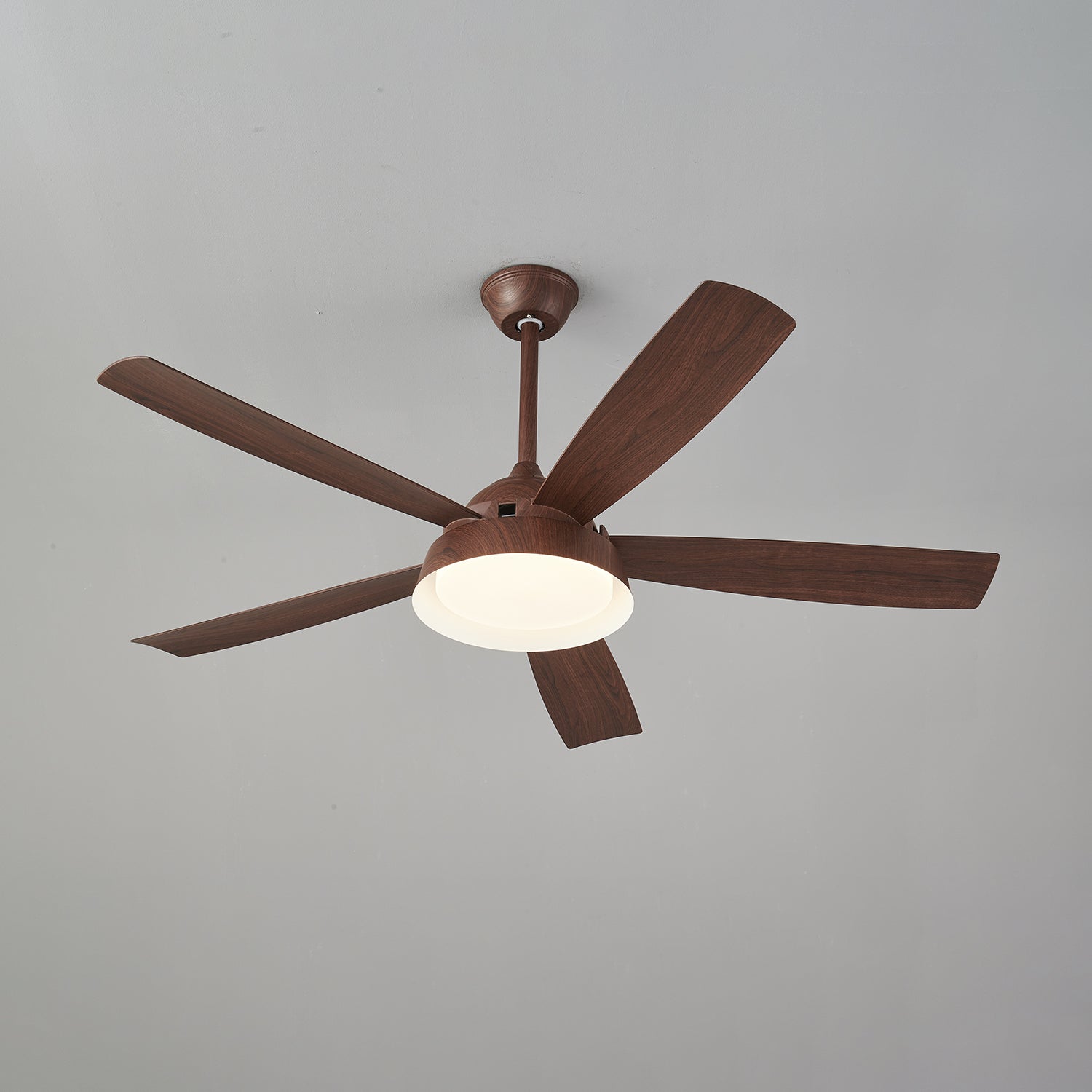 Plafonnier ventilateur Orvino en bois présentant sa puissance à fréquence variable