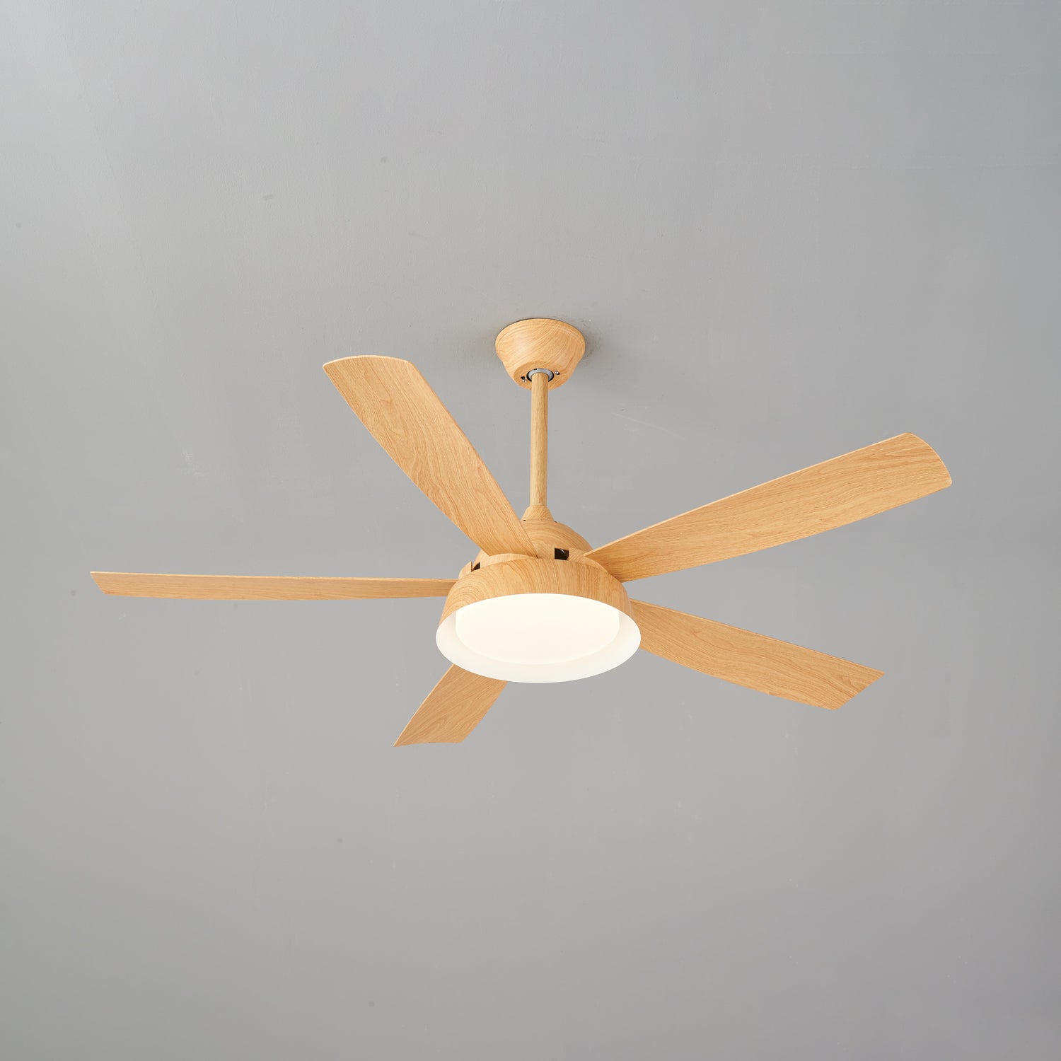 Plafonnier ventilateur Orvino en bois avec une finition grain couleur bois