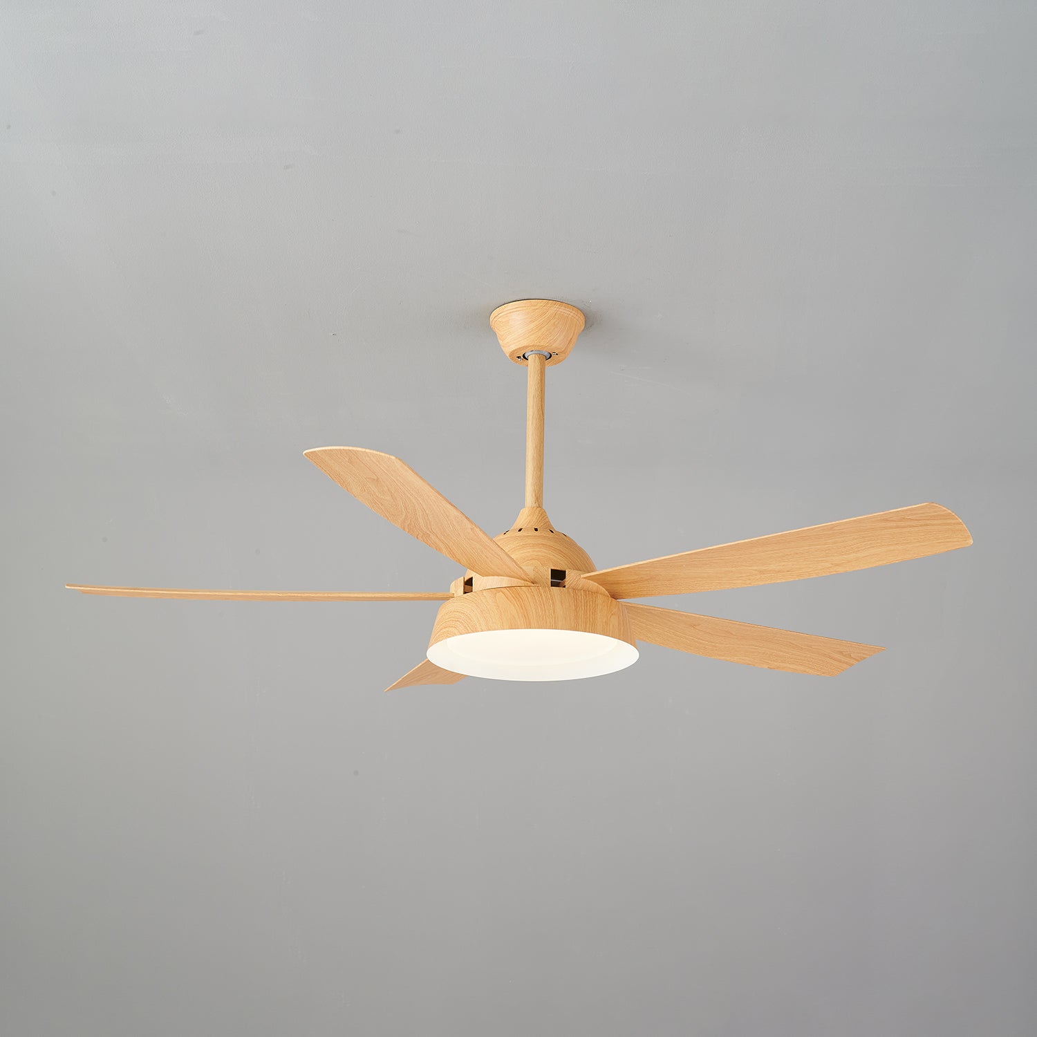 Plafonnier ventilateur Orvino en bois vu d'en bas, montrant la sortie de lumière