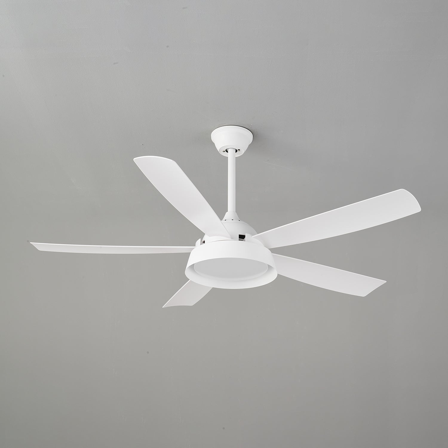 Plafonnier ventilateur Orvino en bois démontrant son fonctionnement silencieux