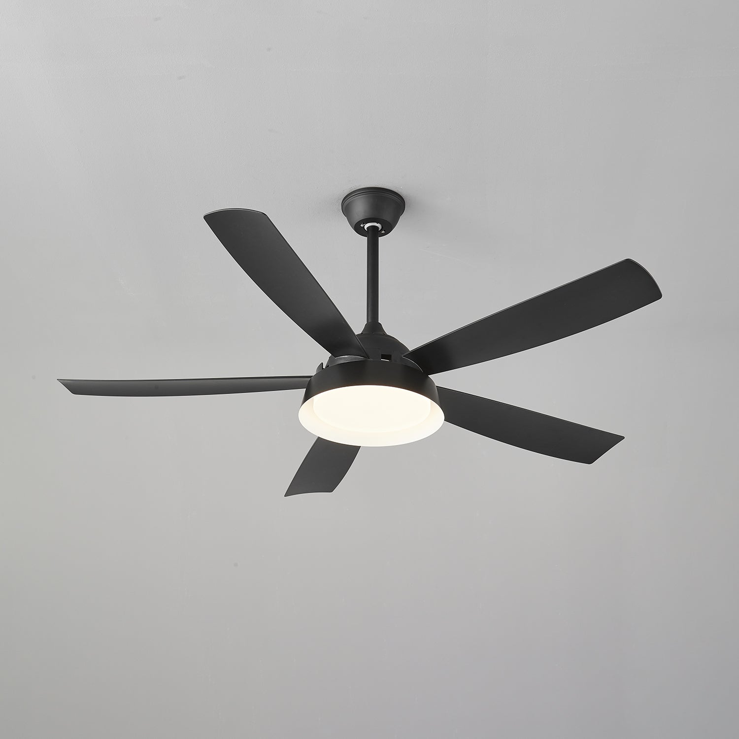 Plafonnier ventilateur Orvino en bois avec un gros plan des boutons de la télécommande