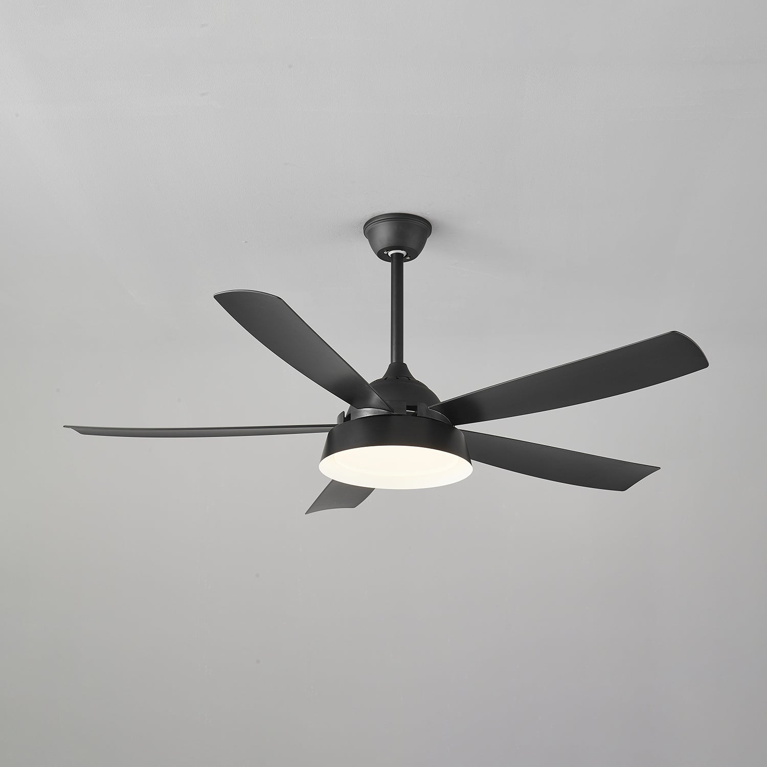 Plafonnier ventilateur Orvino en bois montrant sa caractéristique IP20 résistant à l'humidité