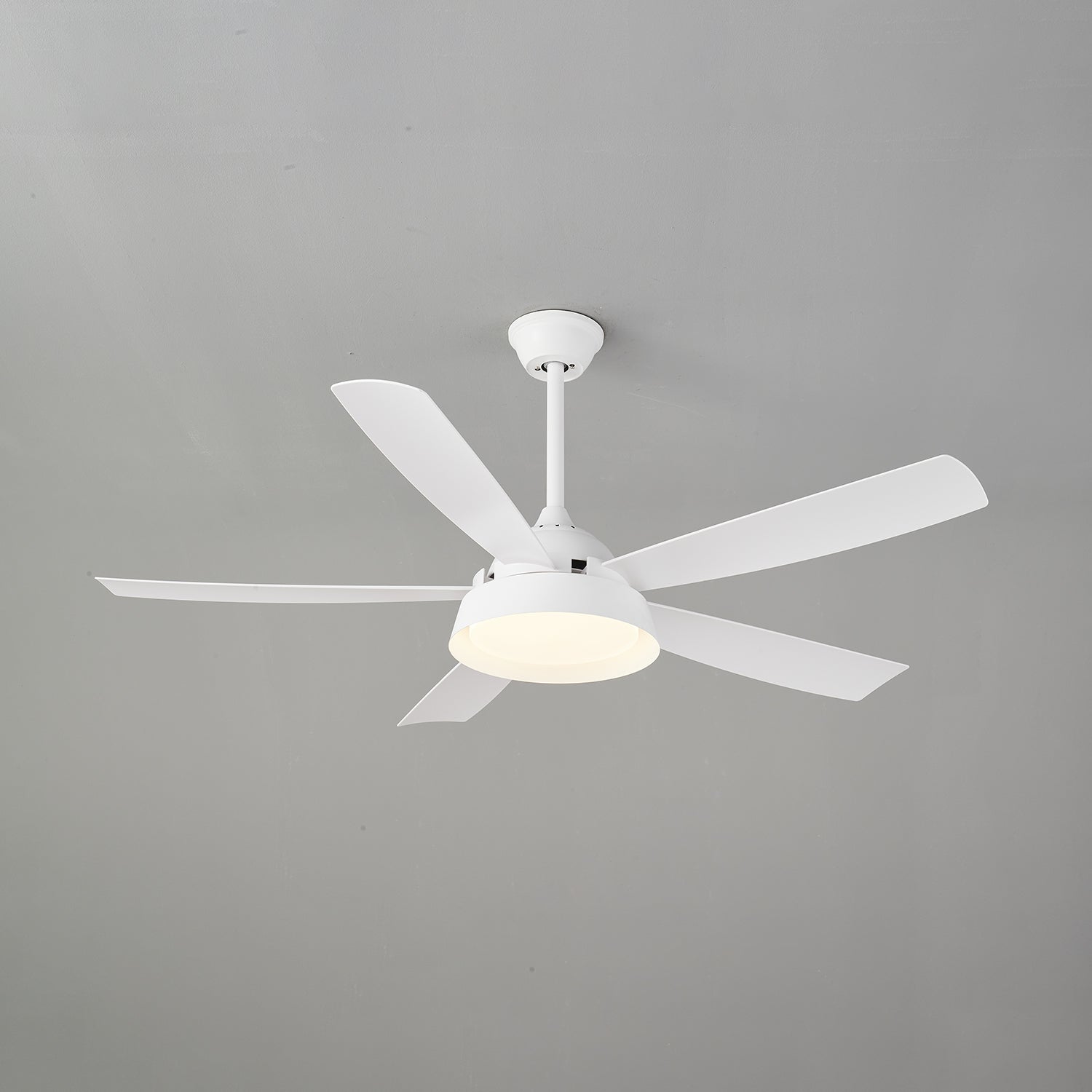 Plafonnier ventilateur Orvino en bois avec différents réglages d'éclairage