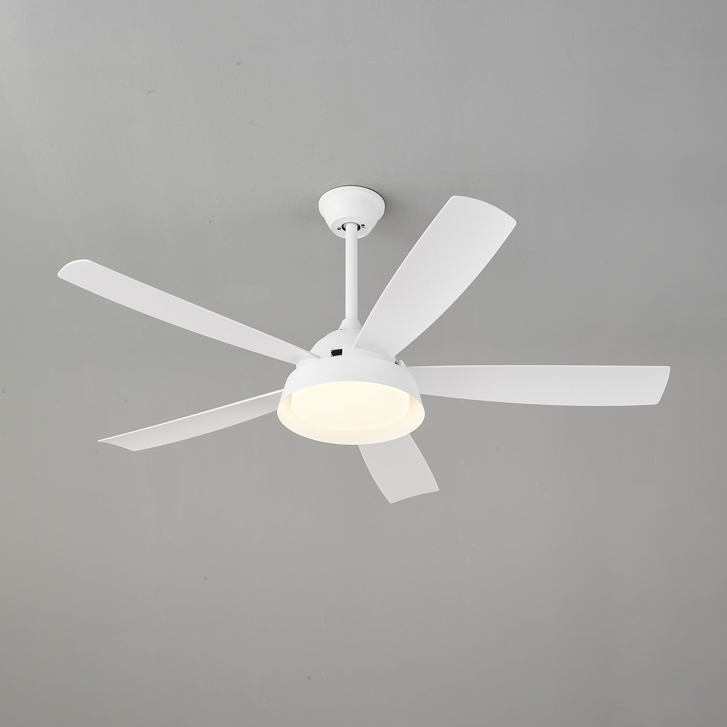Plafonnier ventilateur Orvino en bois soulignant sa LED économe en énergie