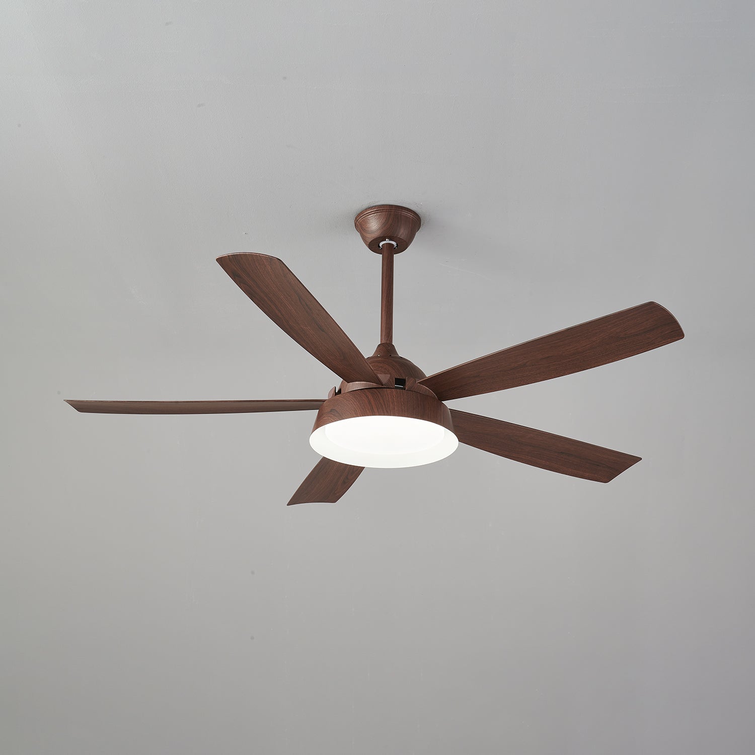 Plafonnier ventilateur Orvino en bois dans une pièce au thème rustique