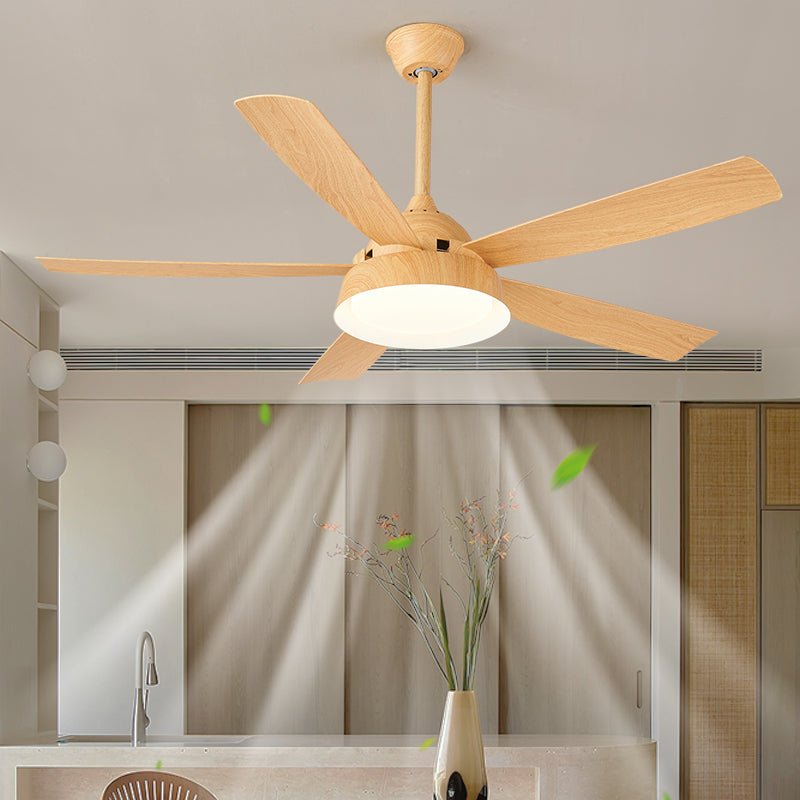 Plafonnier ventilateur Orvino en bois sous un angle différent, soulignant le design