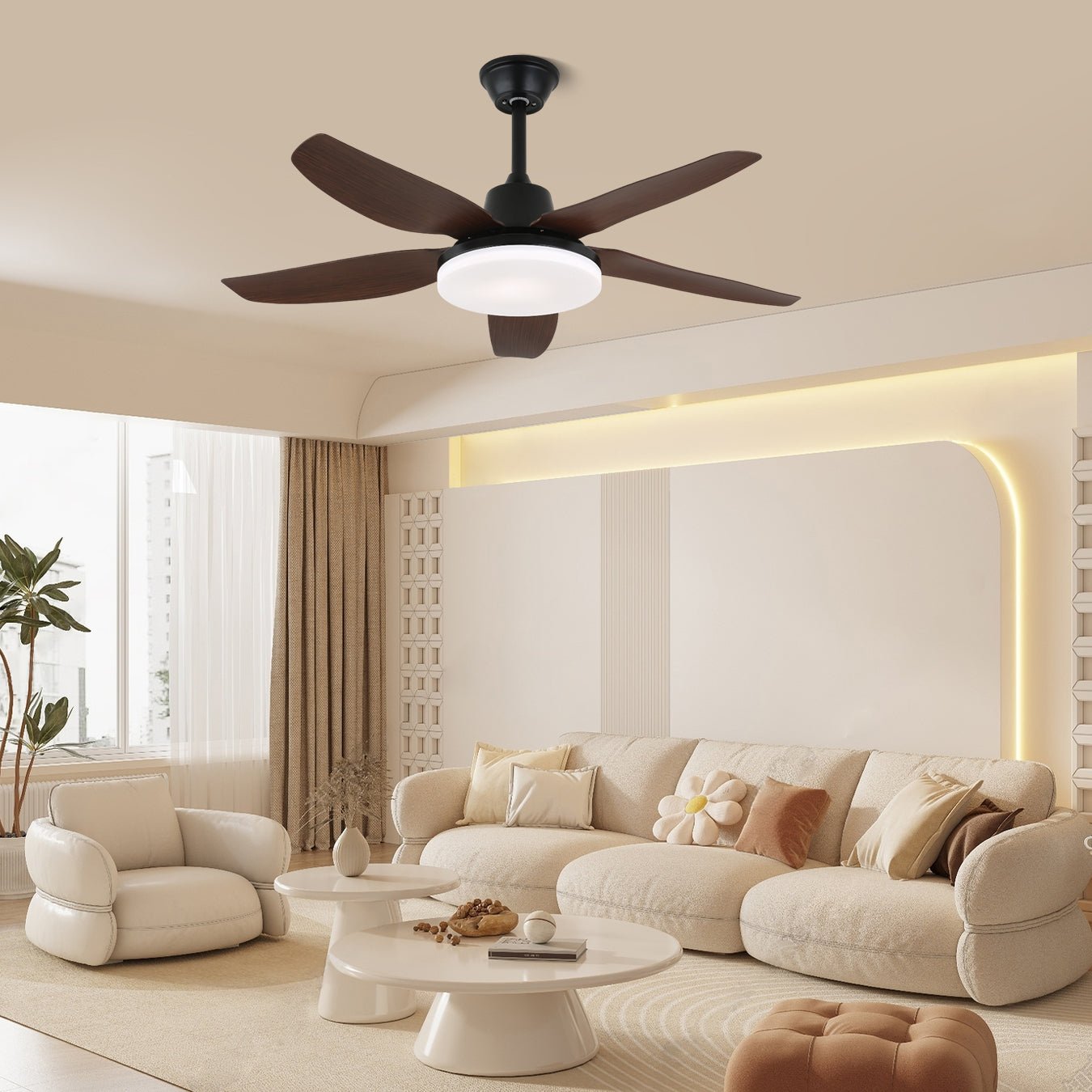 Plafonnier ventilateur Luvo moderne en bois dans un intérieur, présentant son design minimaliste