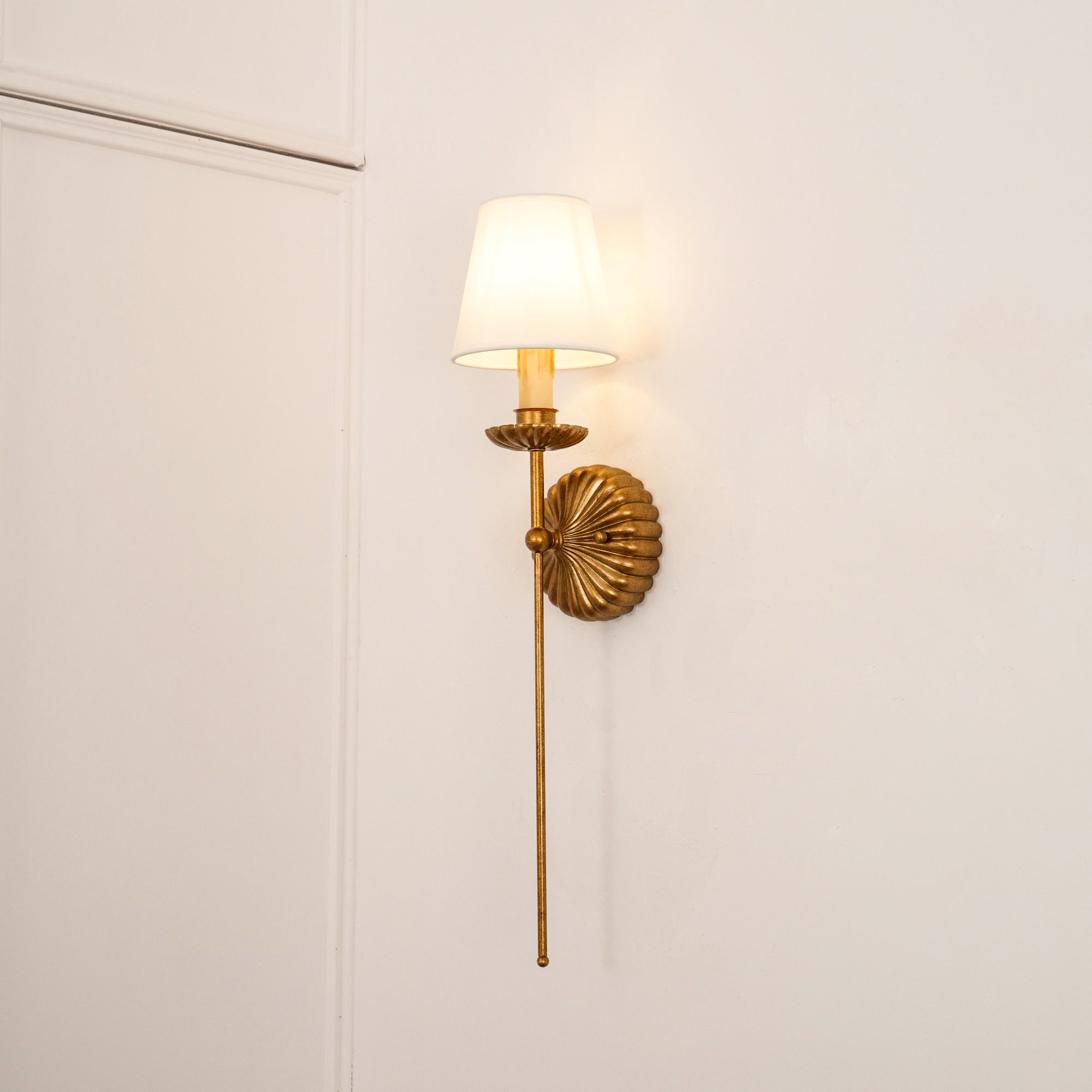 Axiom Applique Murale en Métal Doré Antique et Tissu Industriel Vintage - Neutralighting