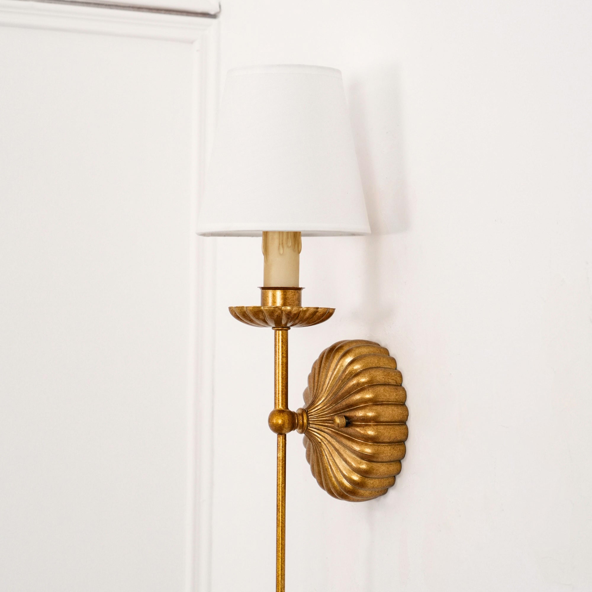 Axiom Applique Murale en Métal Doré Antique et Tissu Industriel Vintage - Neutralighting