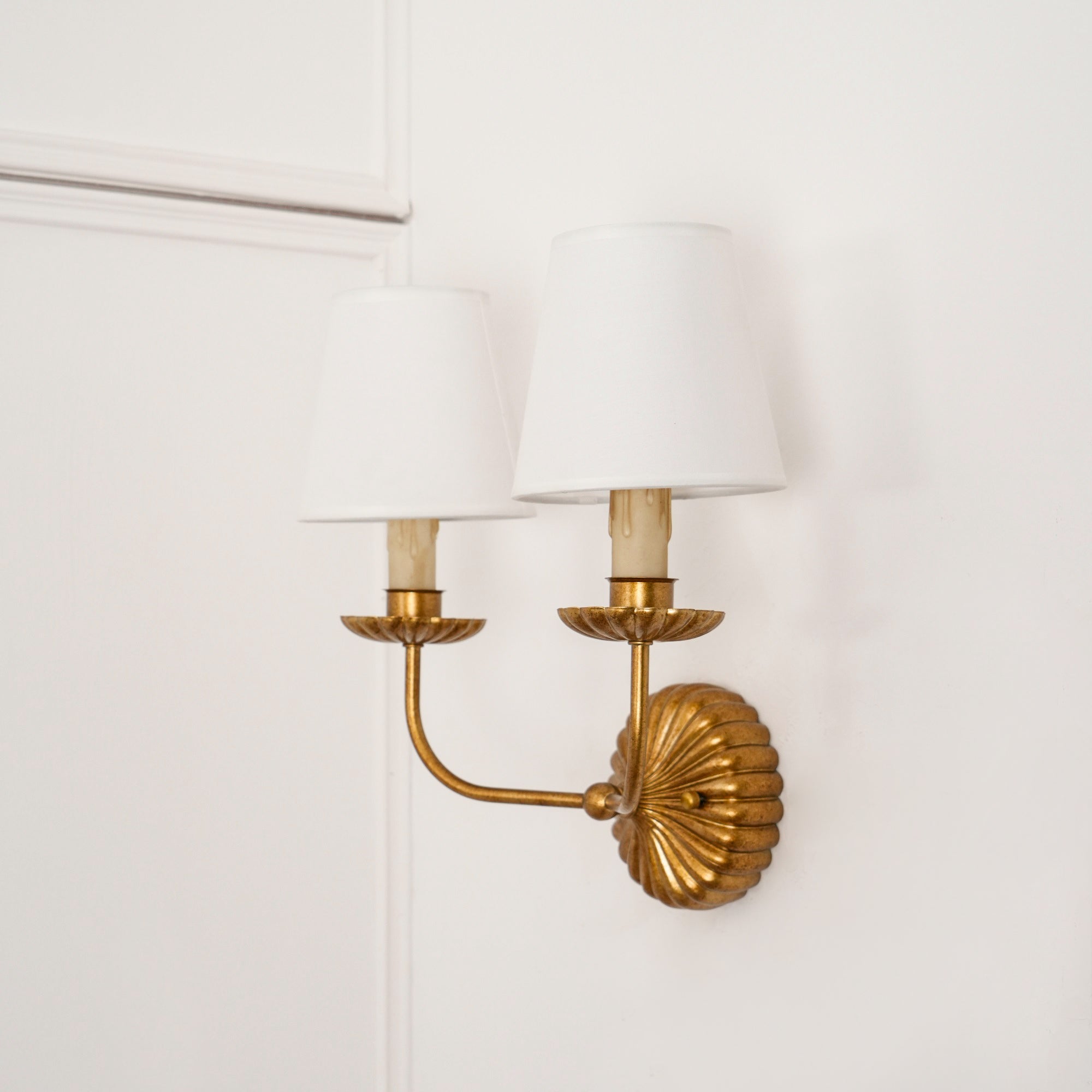 Axiom Applique Murale en Métal Doré Antique et Tissu Industriel Vintage - Neutralighting