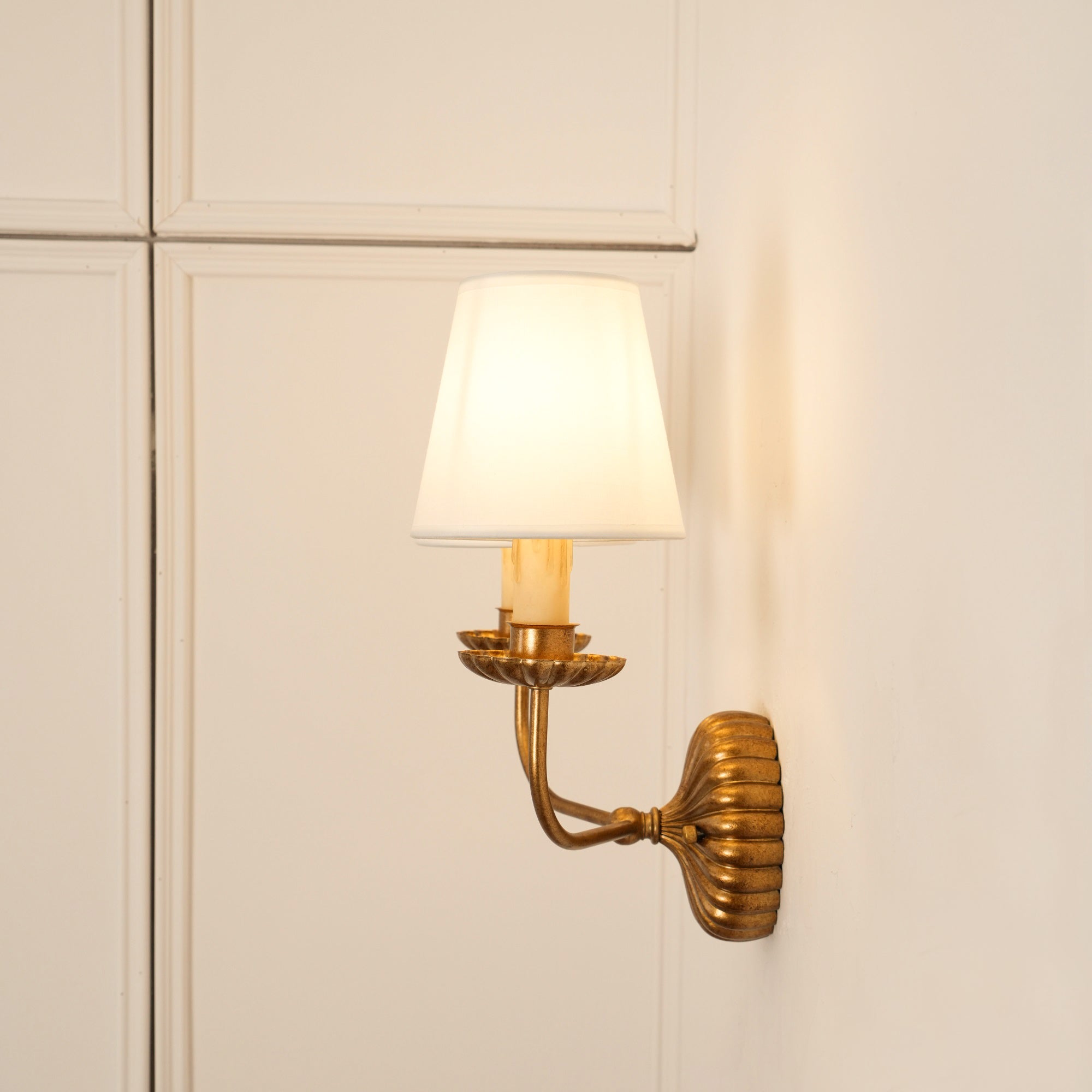 Axiom Applique Murale en Métal Doré Antique et Tissu Industriel Vintage - Neutralighting