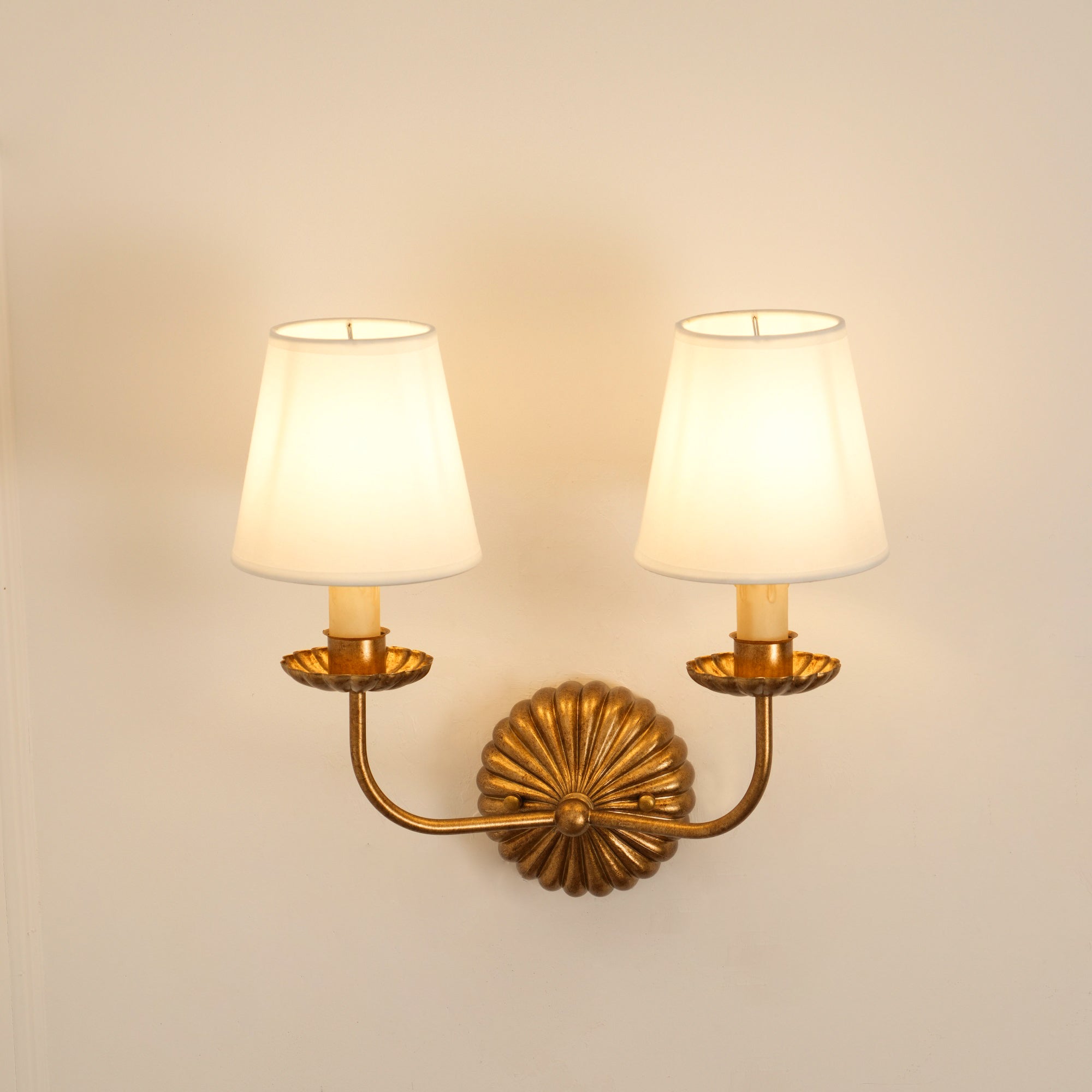 Axiom Applique Murale en Métal Doré Antique et Tissu Industriel Vintage - Neutralighting