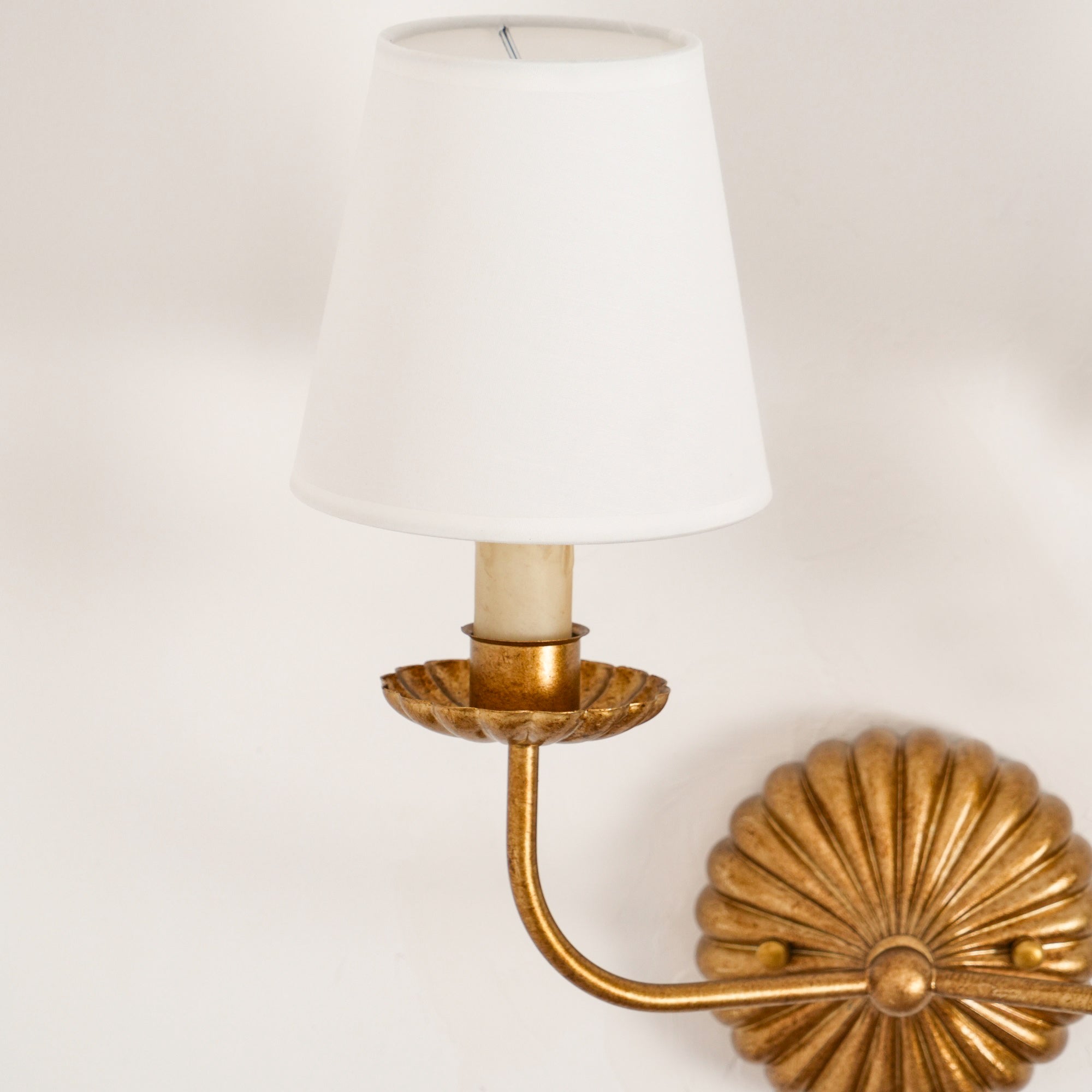 Axiom Applique Murale en Métal Doré Antique et Tissu Industriel Vintage - Neutralighting