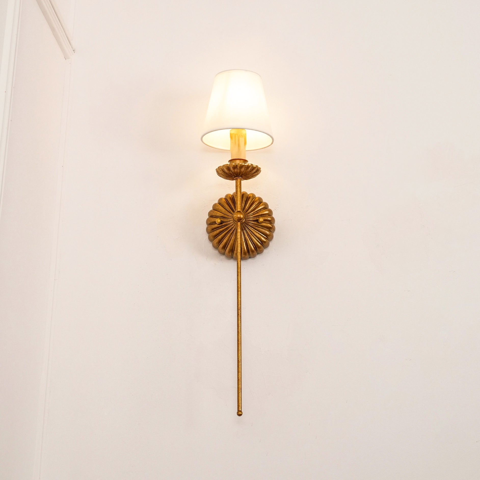 Axiom Applique Murale en Métal Doré Antique et Tissu Industriel Vintage - Neutralighting