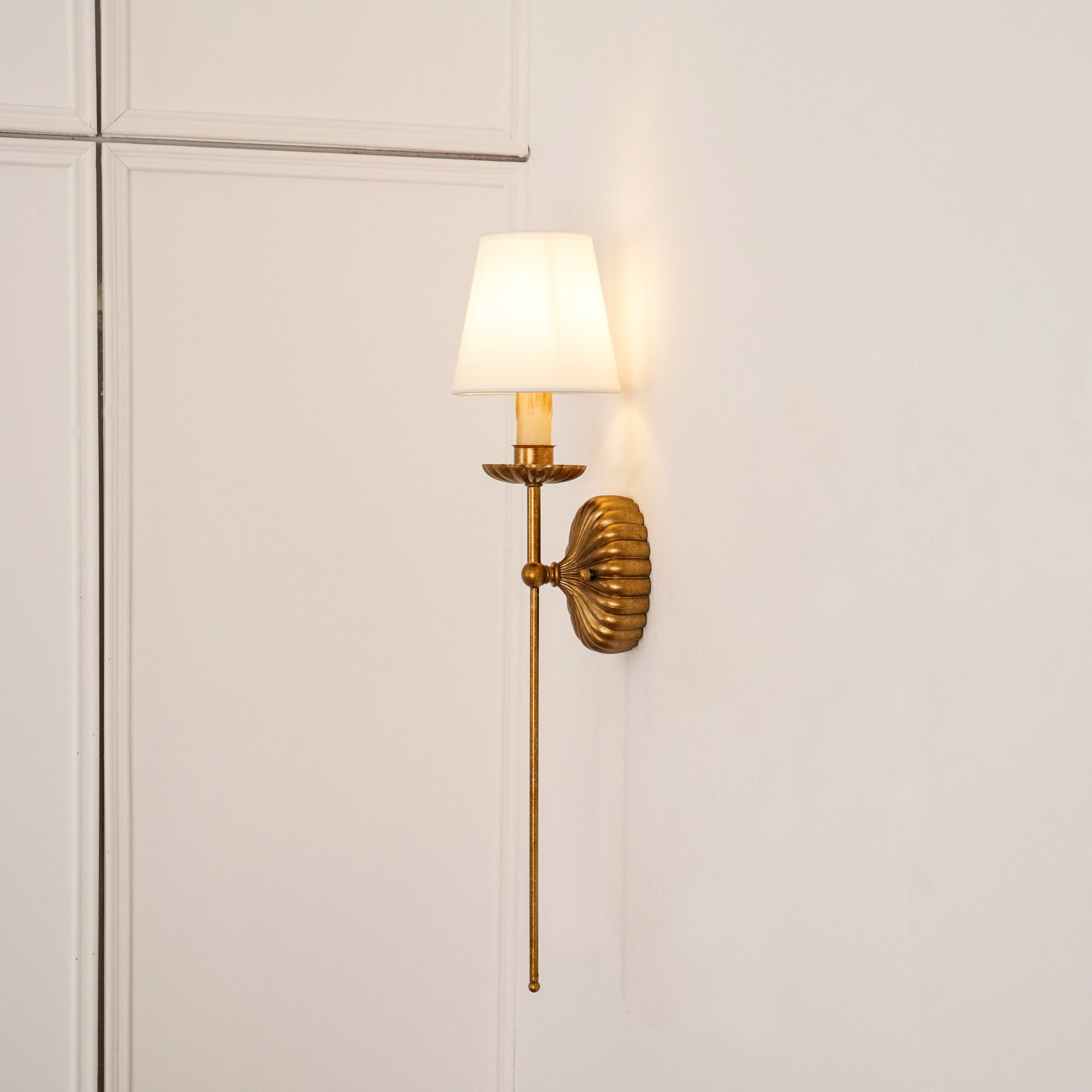 Axiom Applique Murale en Métal Doré Antique et Tissu Industriel Vintage - Neutralighting