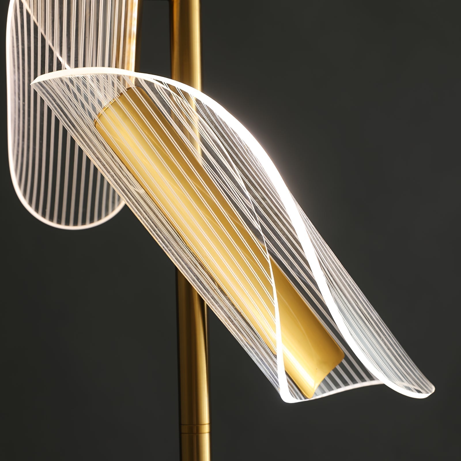 Mira Lampadaire Vague Moderne, Métal/Acrylique, Doré/Blanc, Salon