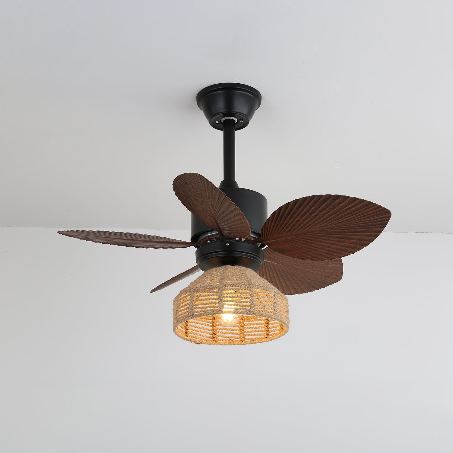 Vue détaillée de l'abat-jour en corde de chanvre et de la source lumineuse LED du ventilateur Rivora