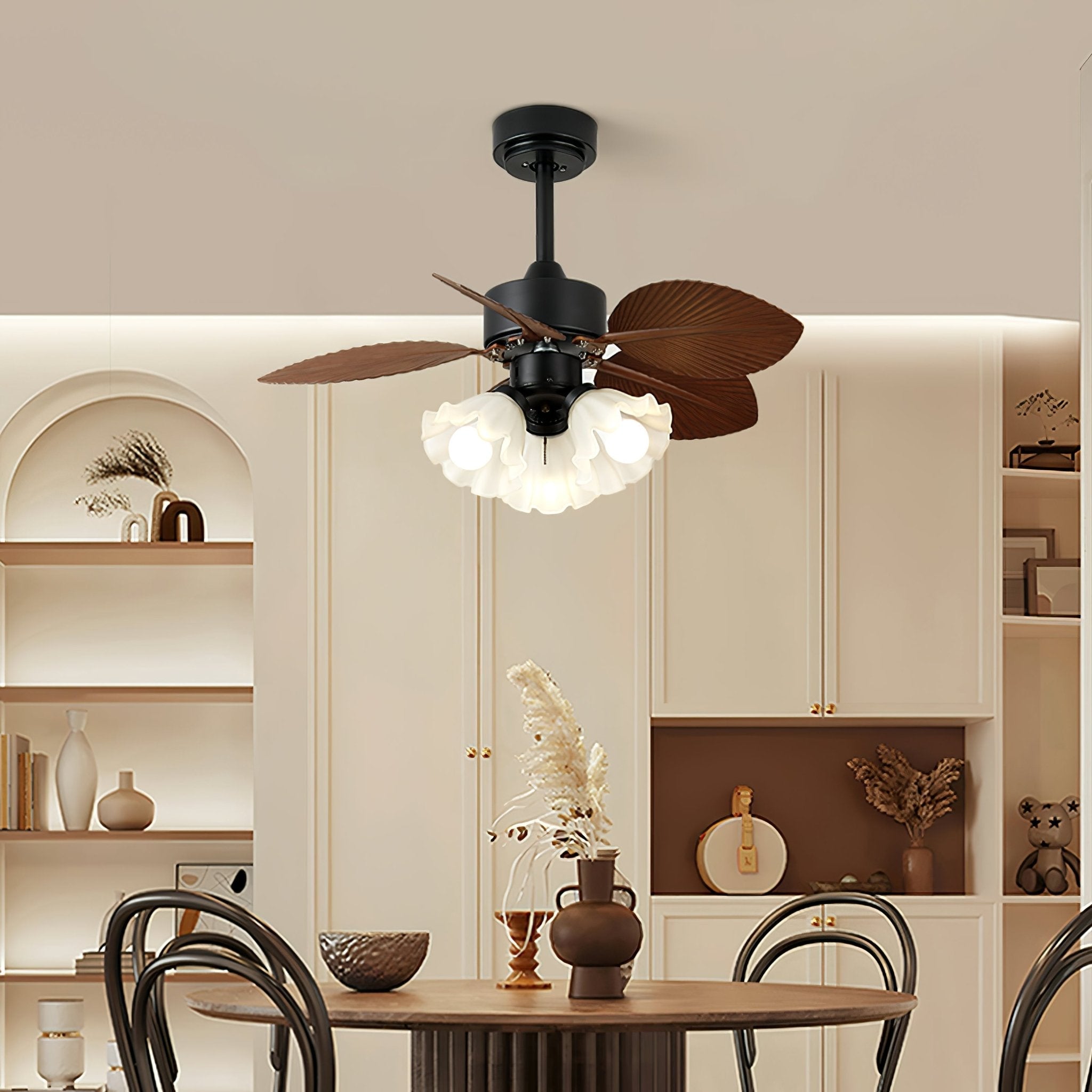 Gros plan sur les pales aspect bois du ventilateur de plafond Rosalyn vintage.