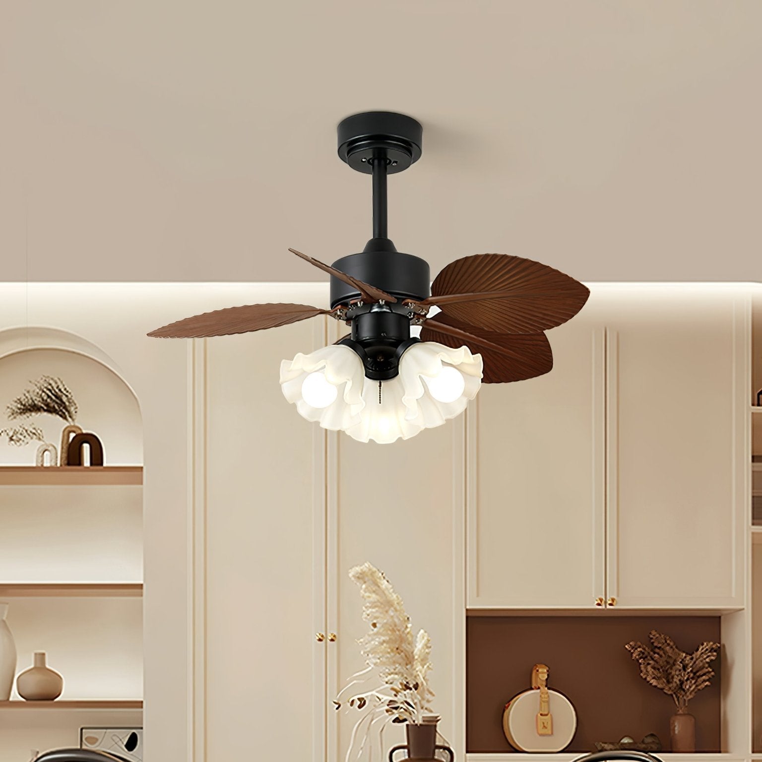 Ventilateur de plafond Rosalyn en bois vintage dans un décor de pièce, illuminant l'espace.
