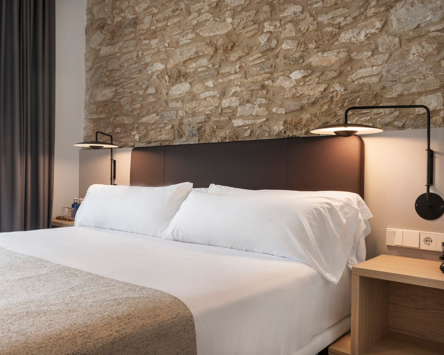 Abnormal Classic Modern Minimalist Plug-In Wall Lamp - Neutralighting