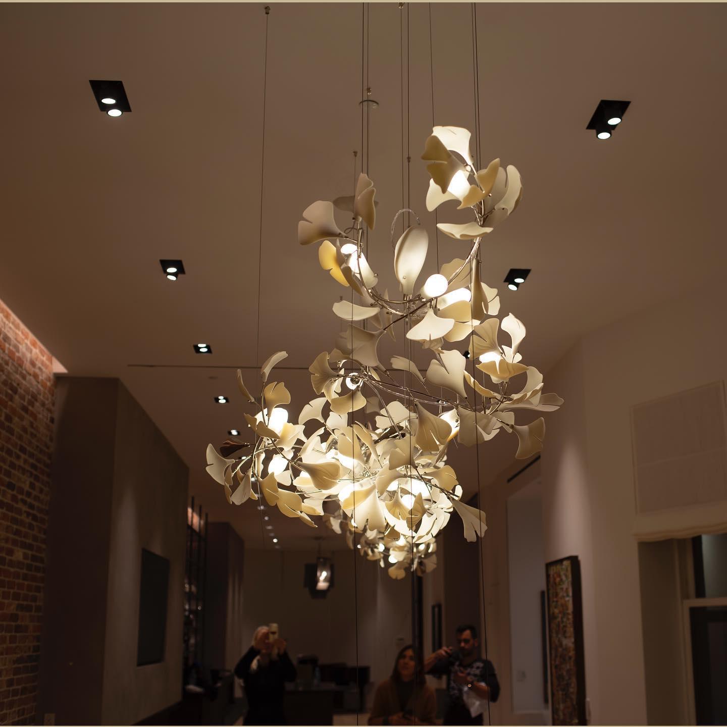 Olivia Lustre en céramique en forme de branche avec feuille de gingko - Neutralighting