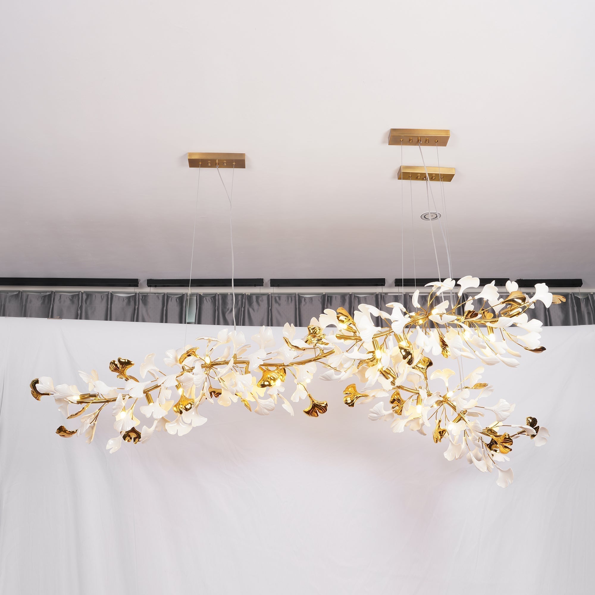 Olivia Lustre en céramique en forme de branche avec feuille de gingko - Neutralighting
