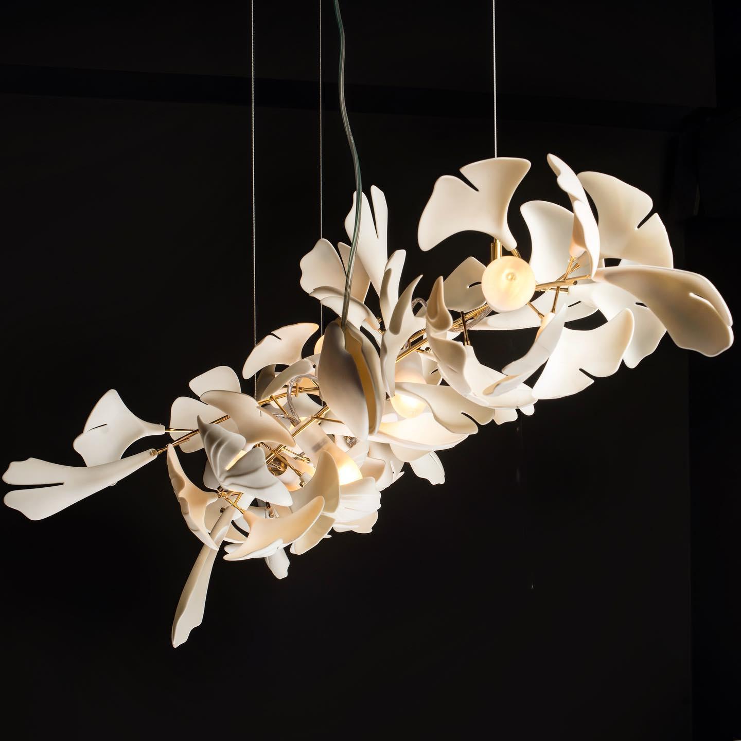 Olivia Lustre en céramique en forme de branche avec feuille de gingko - Neutralighting