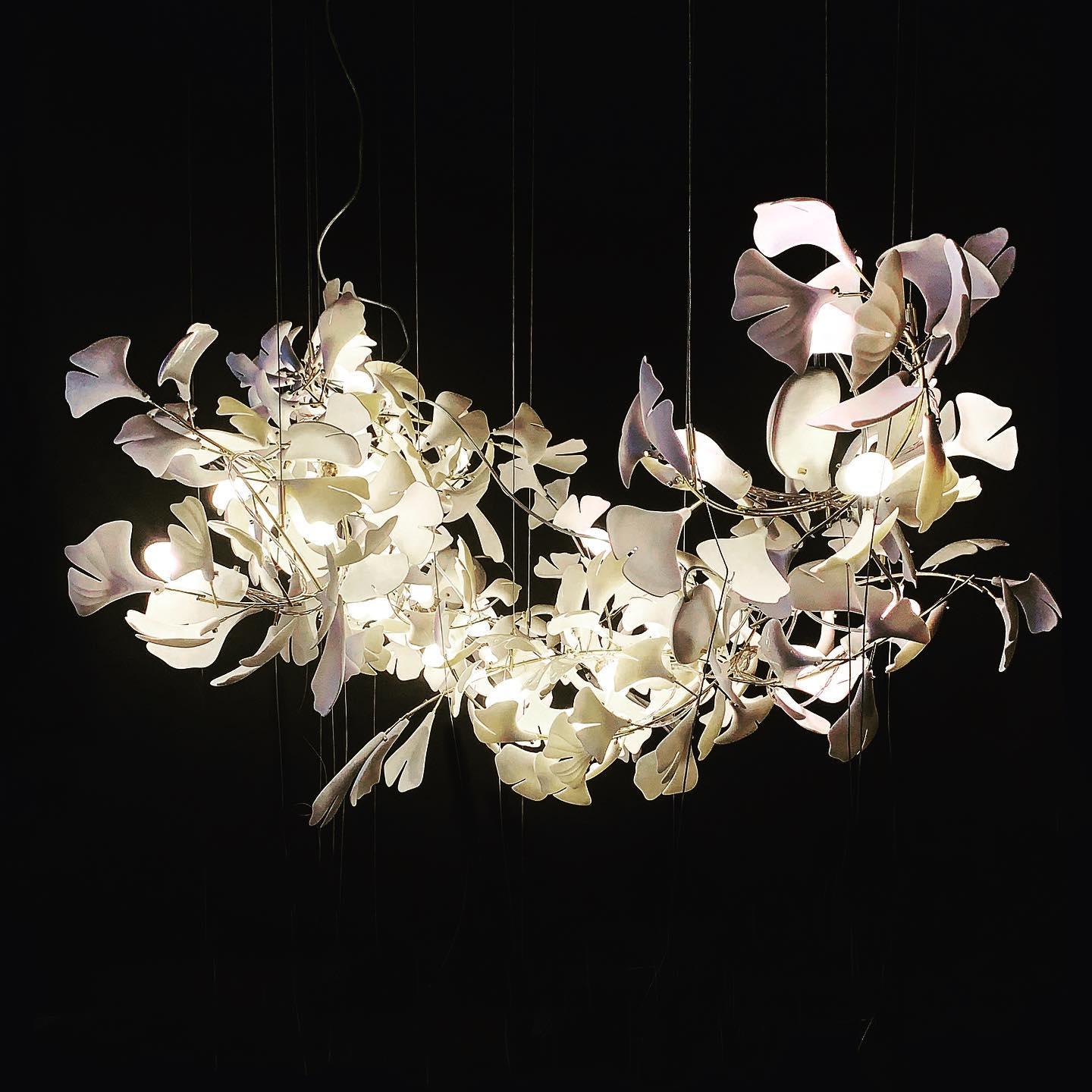 Olivia Lustre en céramique en forme de branche avec feuille de gingko - Neutralighting