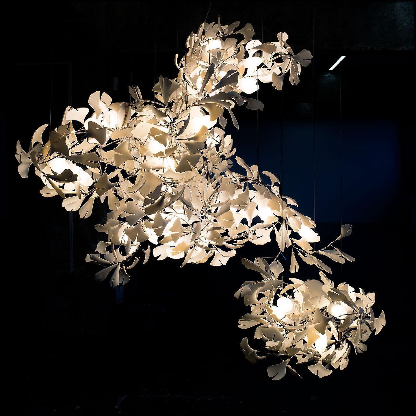 Olivia Lustre en céramique en forme de branche avec feuille de gingko - Neutralighting