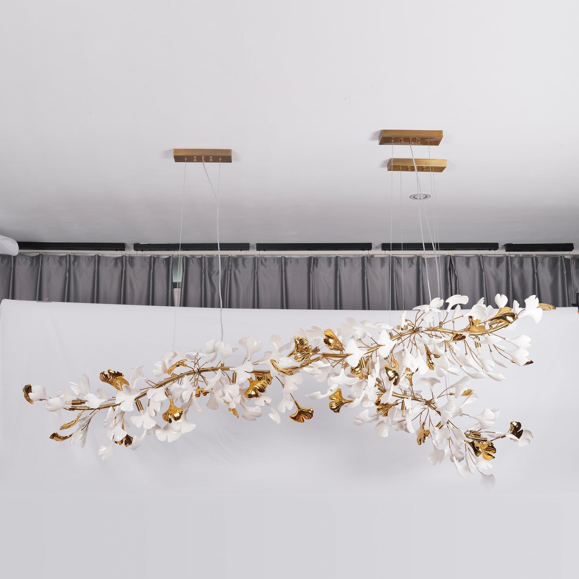 Olivia Lustre en céramique en forme de branche avec feuille de gingko - Neutralighting