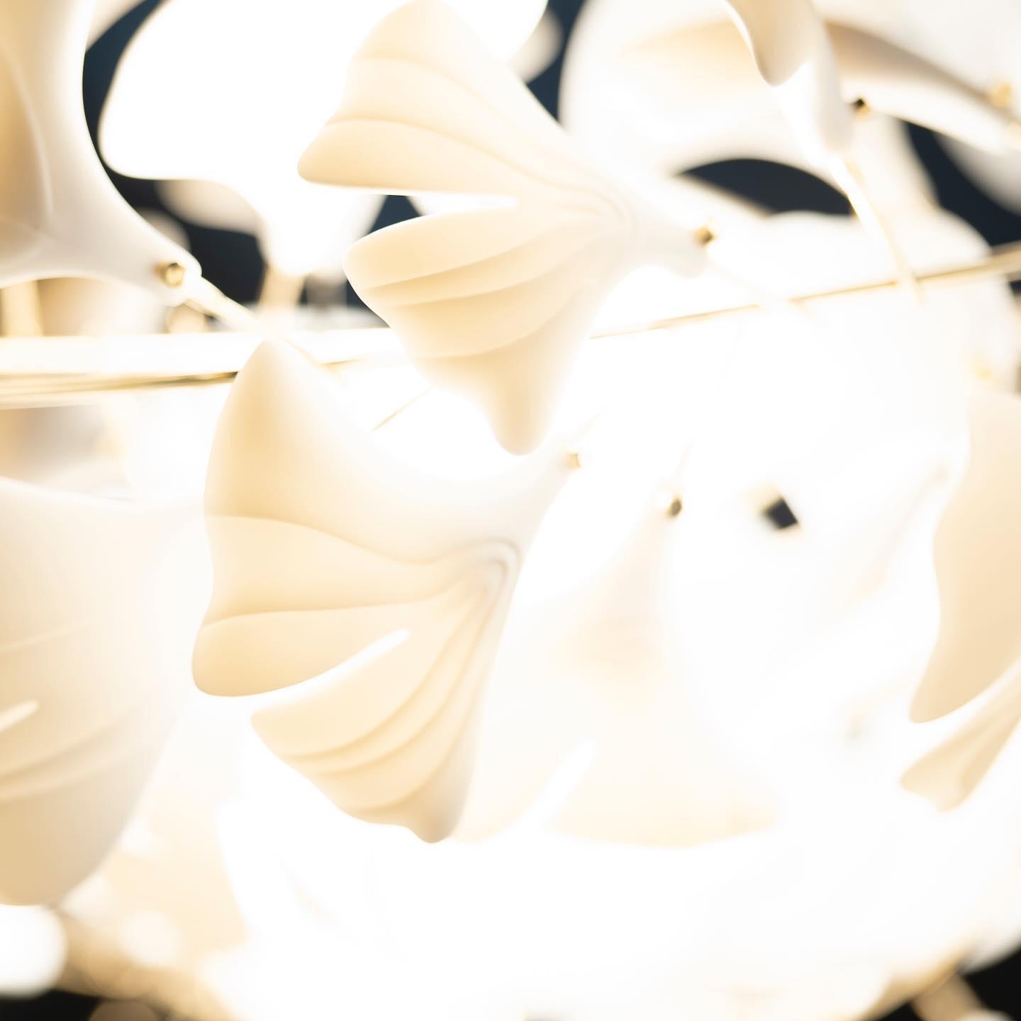 Olivia Lustre en céramique en forme de branche avec feuille de gingko - Neutralighting