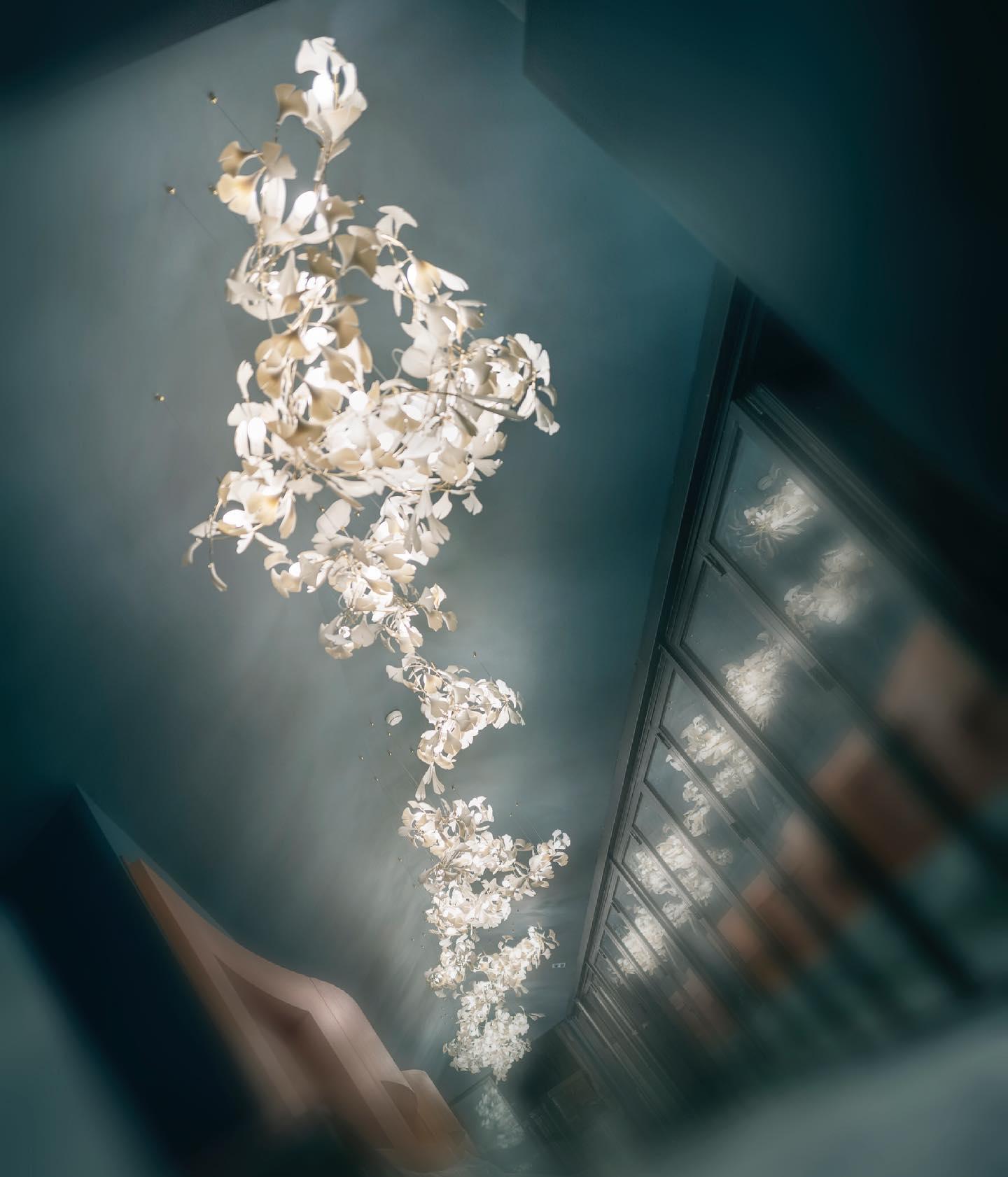 Olivia Lustre en céramique en forme de branche avec feuille de gingko - Neutralighting