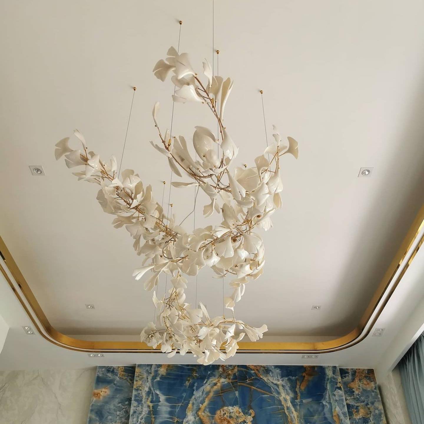 Olivia Lustre en céramique en forme de branche avec feuille de gingko - Neutralighting