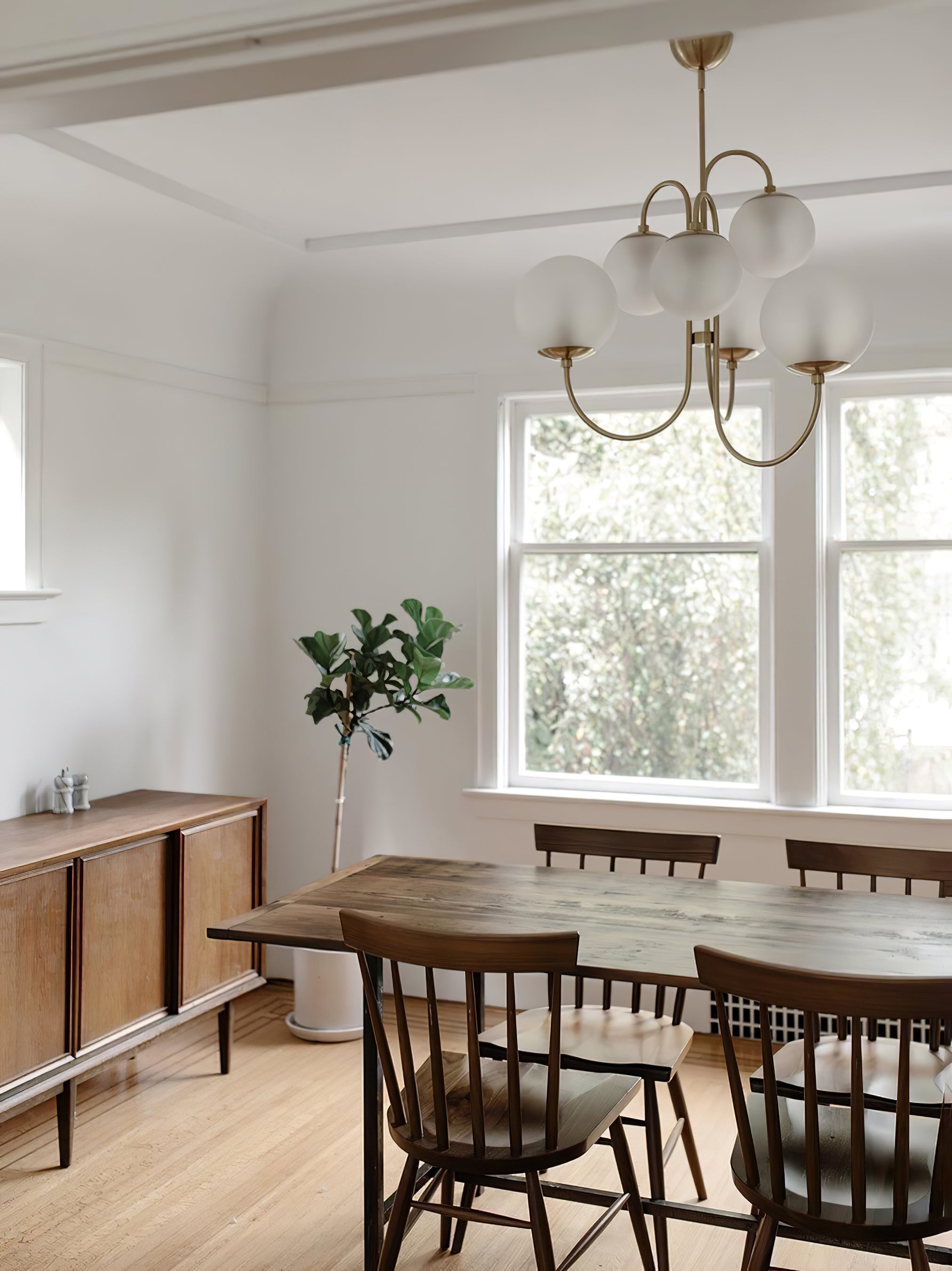 Lustra Chandelier en Laiton avec Globe et Bras Courbés - Neutralighting