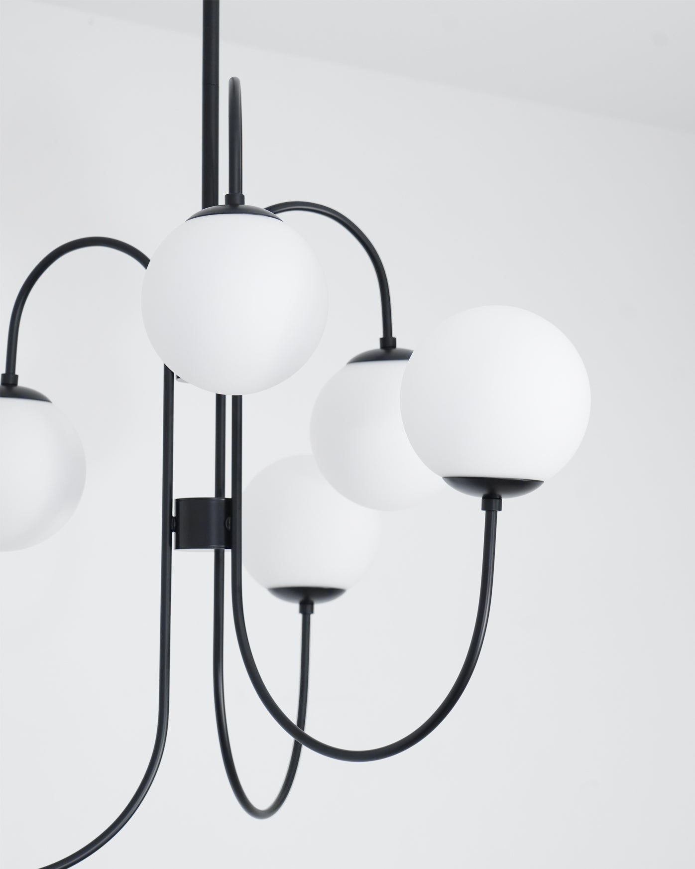 Lustra Chandelier en Laiton avec Globe et Bras Courbés - Neutralighting