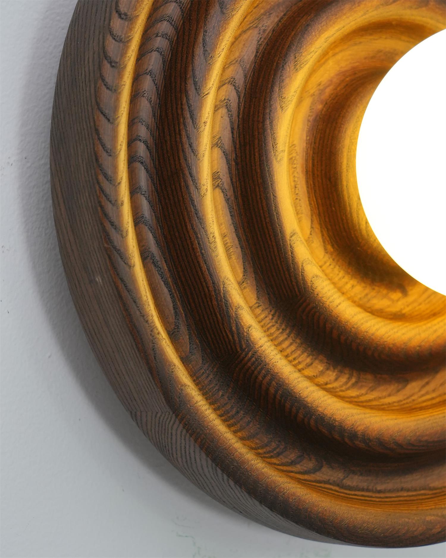 Lumoran Applique murale Ripple avec corps en bois de frêne et abat-jour en verre - Neutralighting