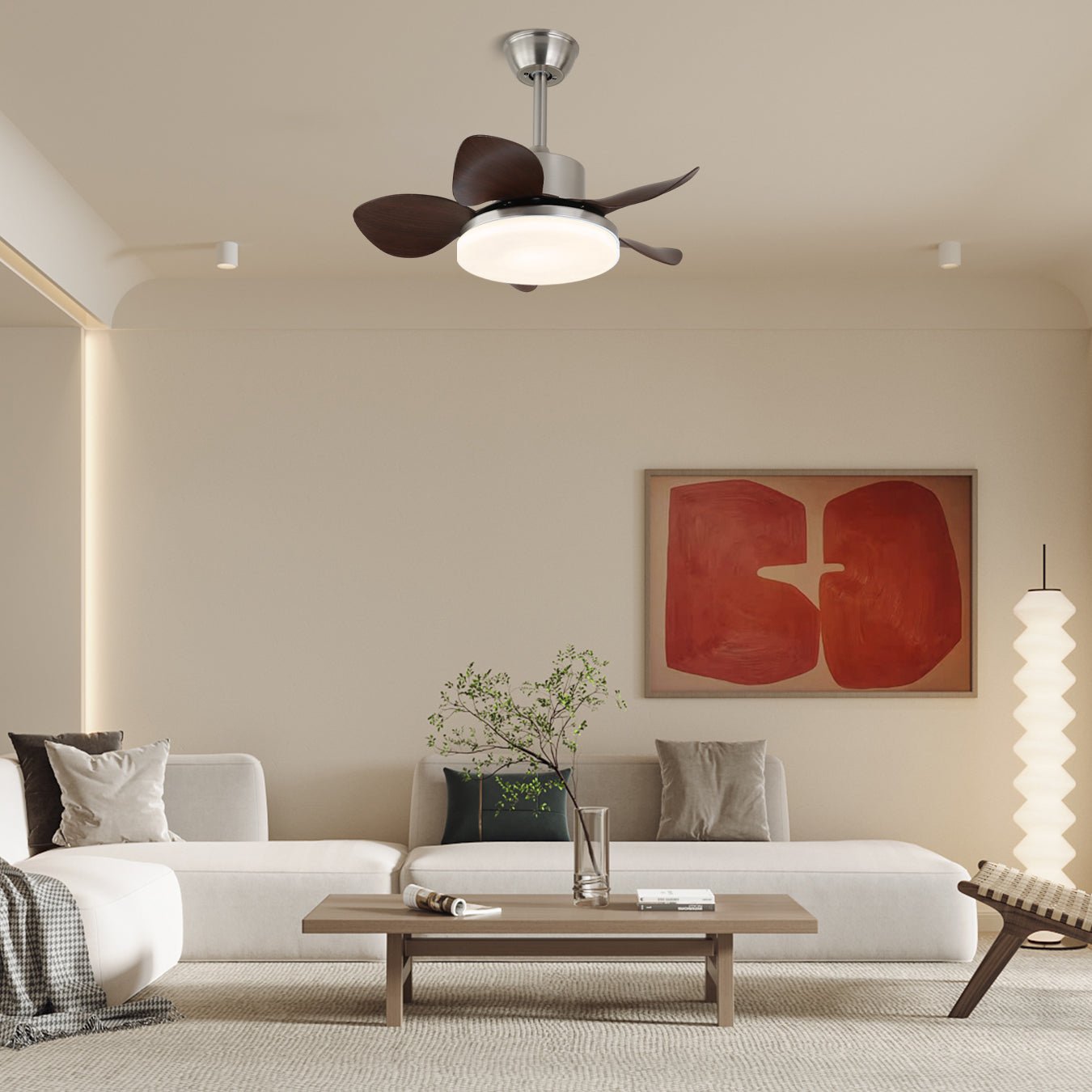 Plafonnier Ventilateur Kaelen en bois dans un cadre de salon moderne.