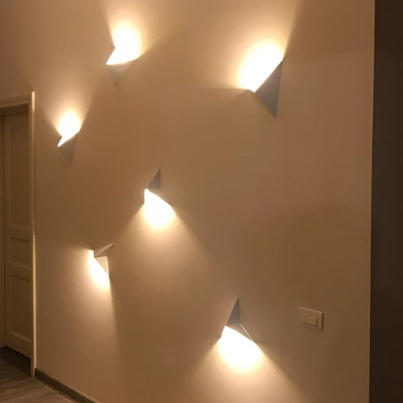 Calno Applique Murale Triangle Minimaliste Moderne Blanc/Noir/Or. Salon - Neutralighting