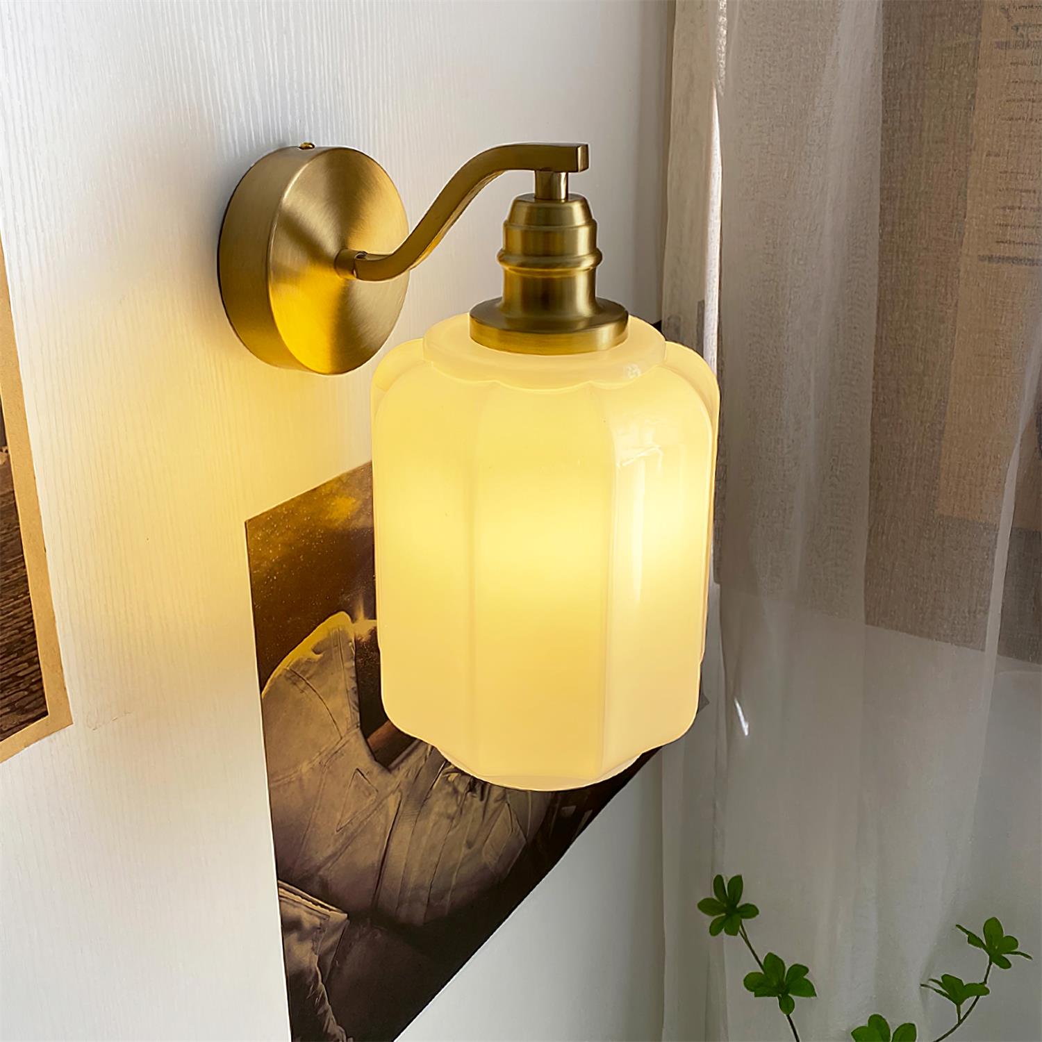 Henry Applique Murale à Brancher Laiton Courbé Verre Dépoli - Neutralighting