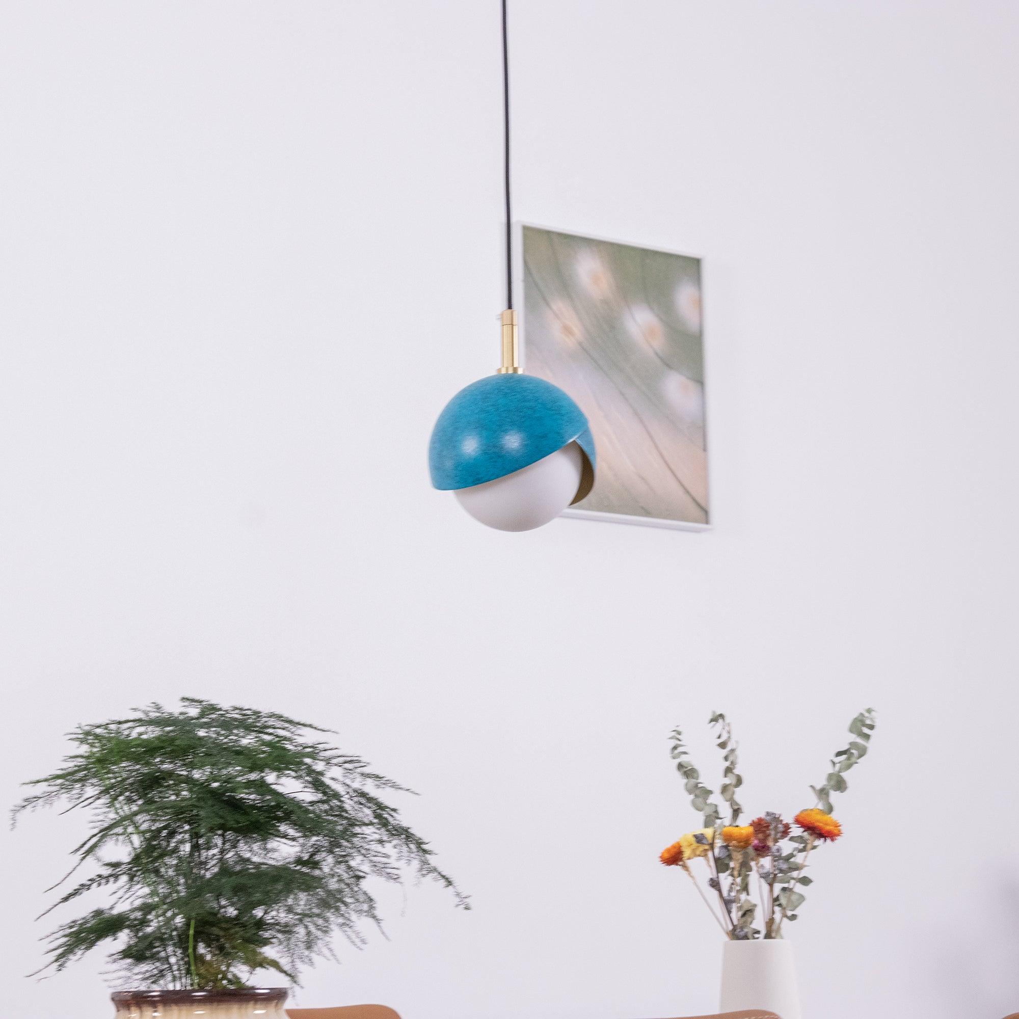 Solara Lampe Suspendue en Laiton Globe Opale Emboîté Moderne - Neutralighting