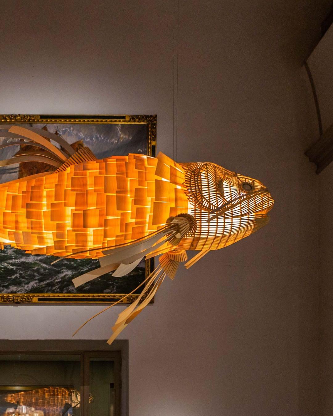 Lustra Lustre Bois Poisson Artisanal - Neutralighting