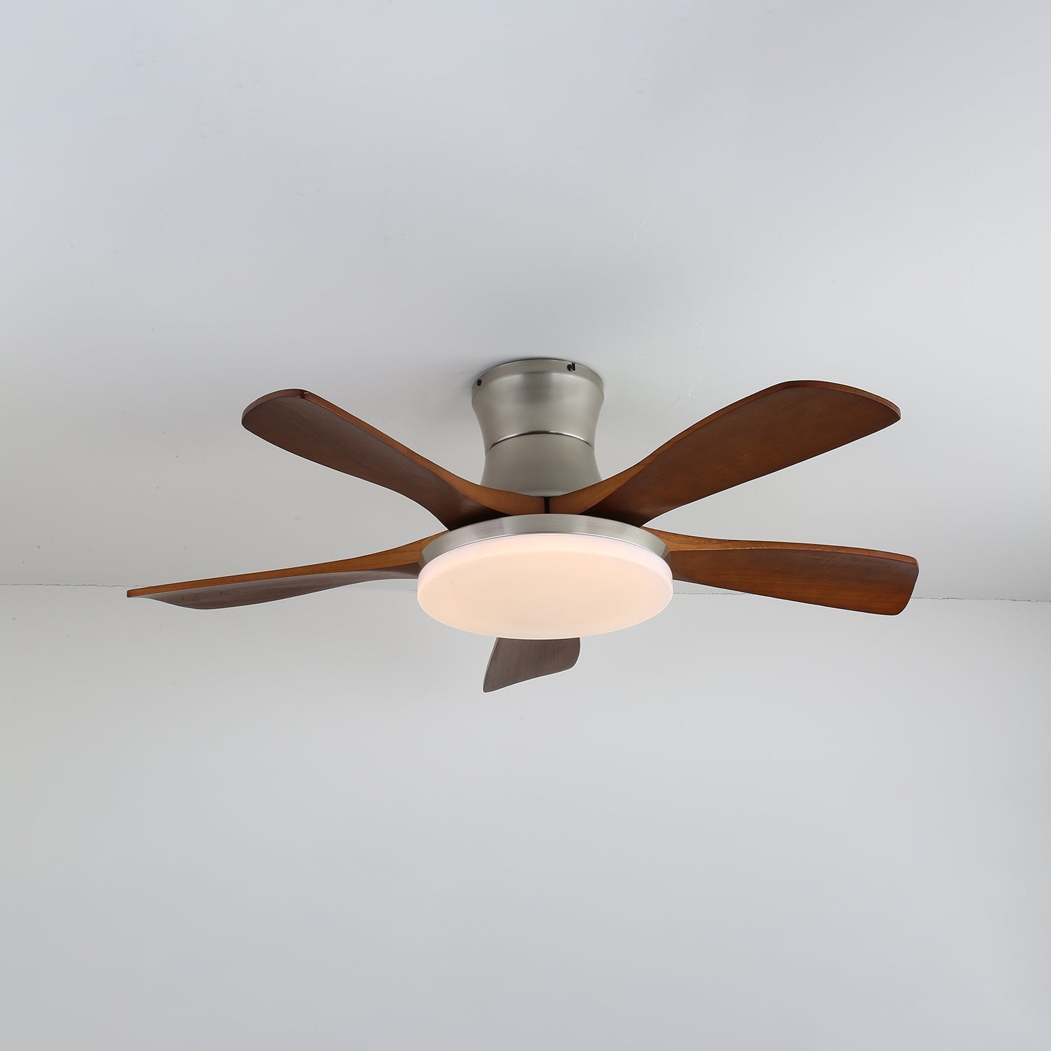 Ventilateur de plafond luminaire Brevo finition Nickel, démontrant son design élégant.