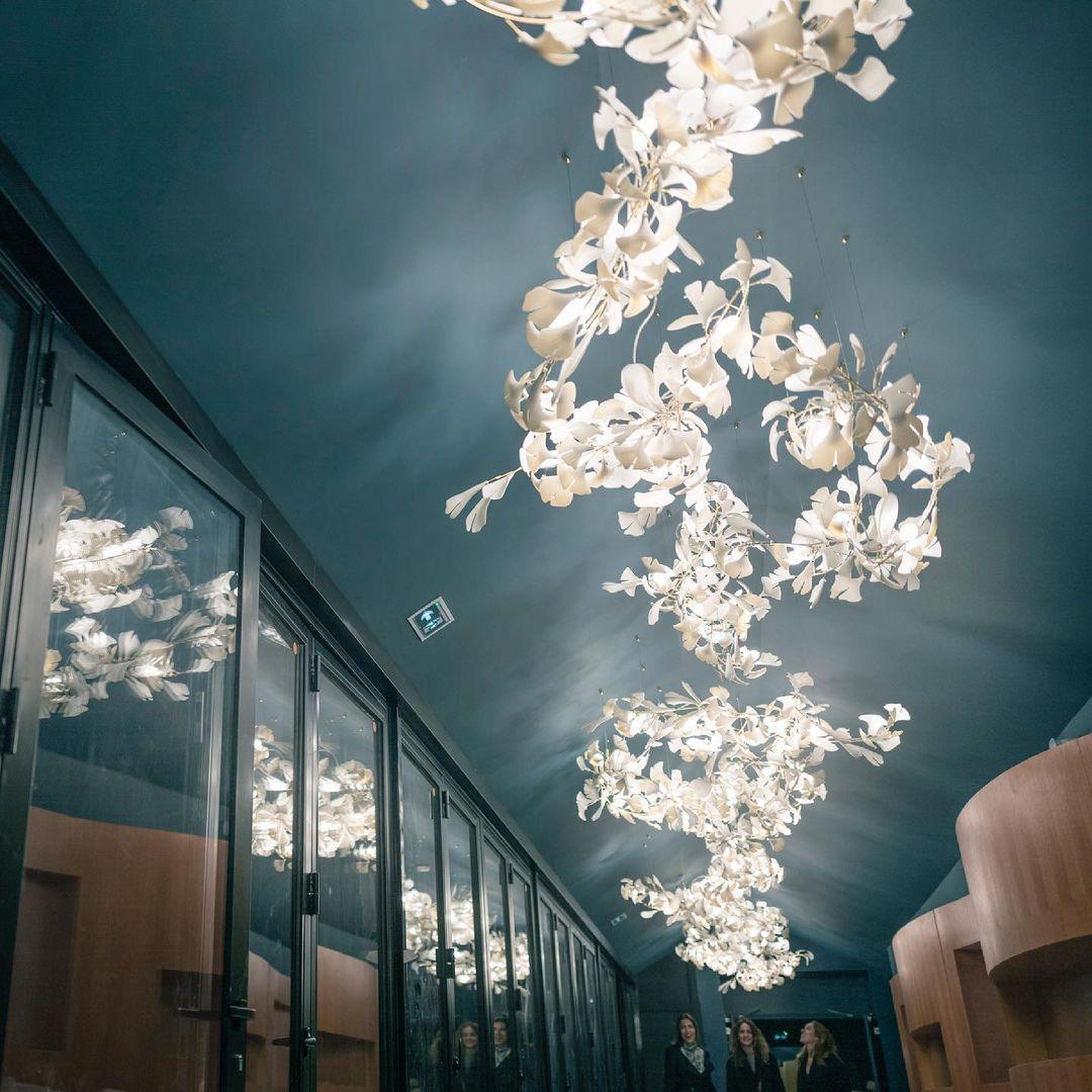 Olivia Chandelier en Céramique Feuilles de Ginkgo aux Courbes Organiques - Neutralighting