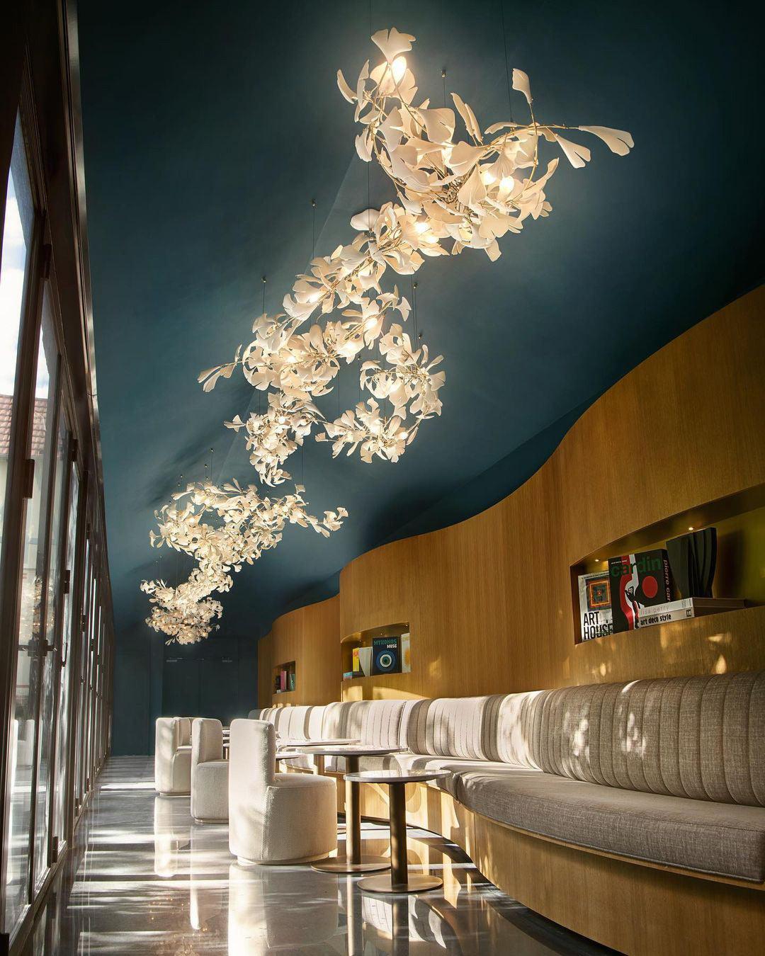 Olivia Chandelier en Céramique Feuilles de Ginkgo aux Courbes Organiques - Neutralighting