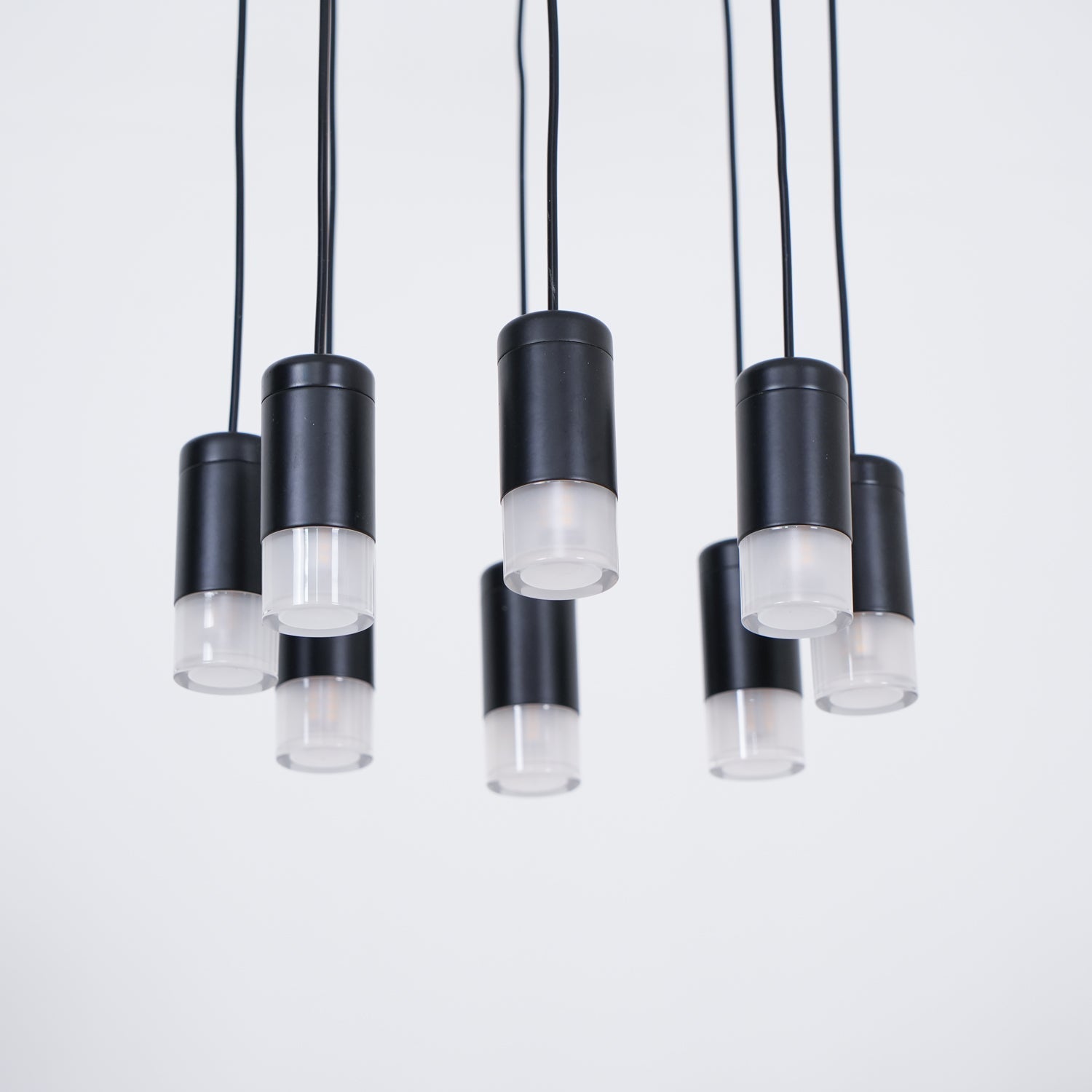 Lustra Chandelier Lignes Noir Structure Métallique LED - Neutralighting